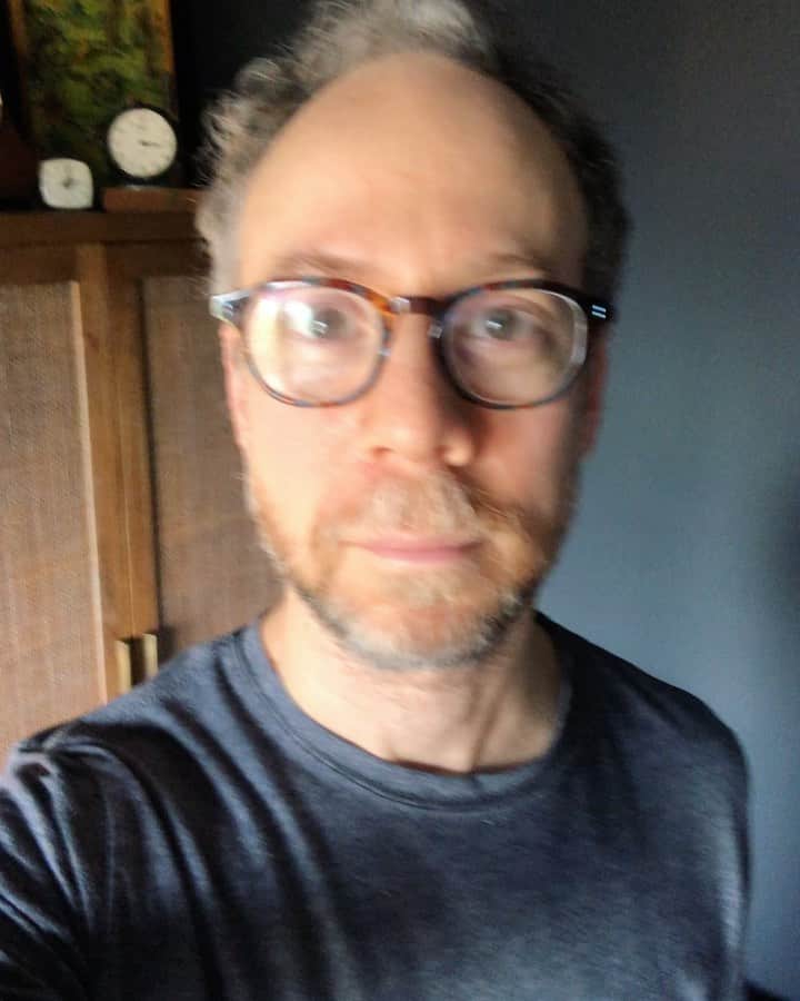 ケヴィン・サスマンのインスタグラム：「Join me on zoom! 1pm Pacific time today (and every Thursday) I’ll be reading The False Prince (perfect for the Harry Potter set) Get the zoom link at afterschoolvillage.com It’s free!」