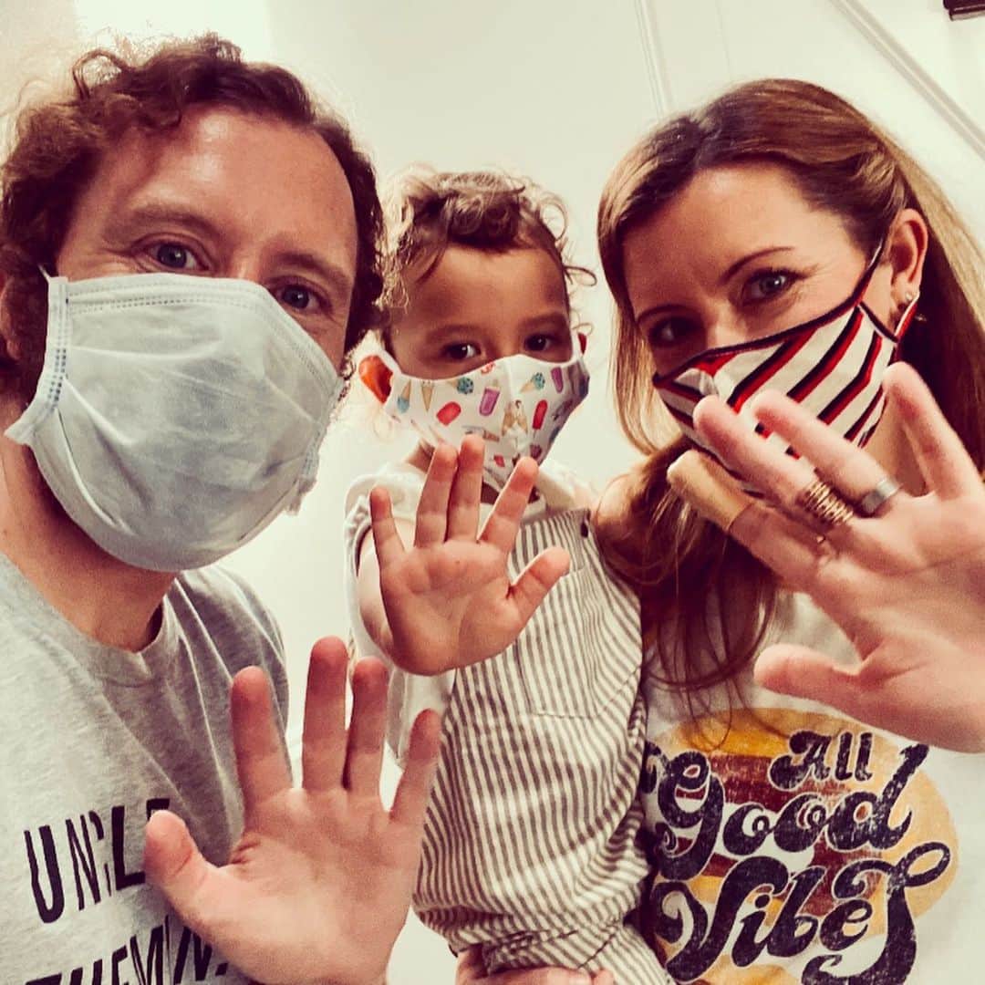 T・J・サインのインスタグラム：「Sister Katie and myself, and an Olive on top! 🤗 Happy lets-make-some-fresh-lemonade-and-wheel-a-bouncy-house-inside-because-why not-Day with your two Godparents 😀😀 babysitting duties rock!! More please! ☀️😊」