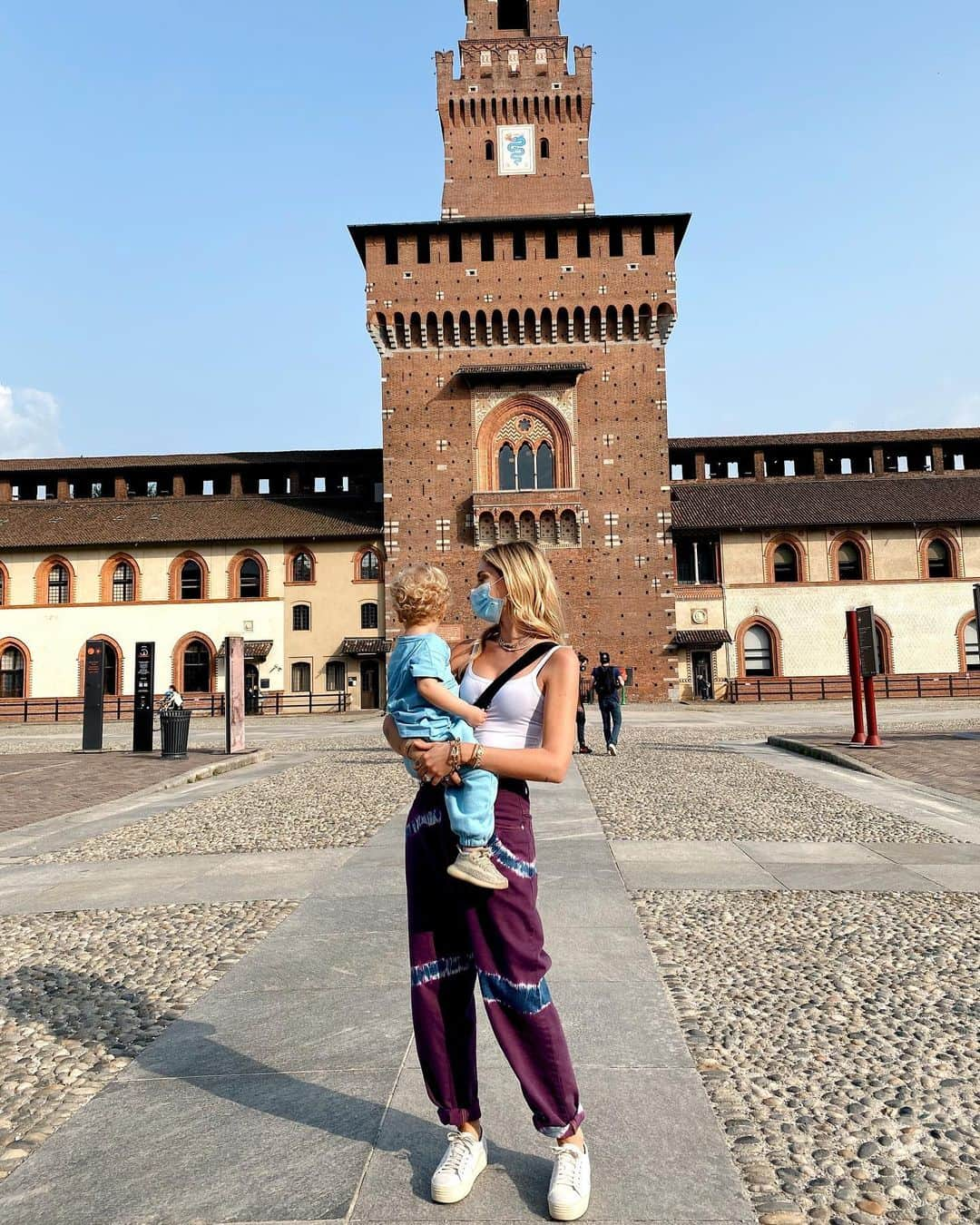 キアラ・フェラーニさんのインスタグラム写真 - (キアラ・フェラーニInstagram)「Walks in Milano with grandma @marinadiguardo and Lello ❤️」5月15日 2時48分 - chiaraferragni