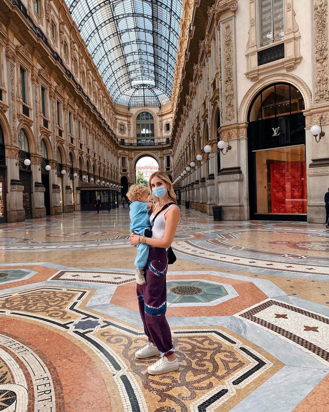 キアラ・フェラーニさんのインスタグラム写真 - (キアラ・フェラーニInstagram)「Walks in Milano with grandma @marinadiguardo and Lello ❤️」5月15日 2時48分 - chiaraferragni