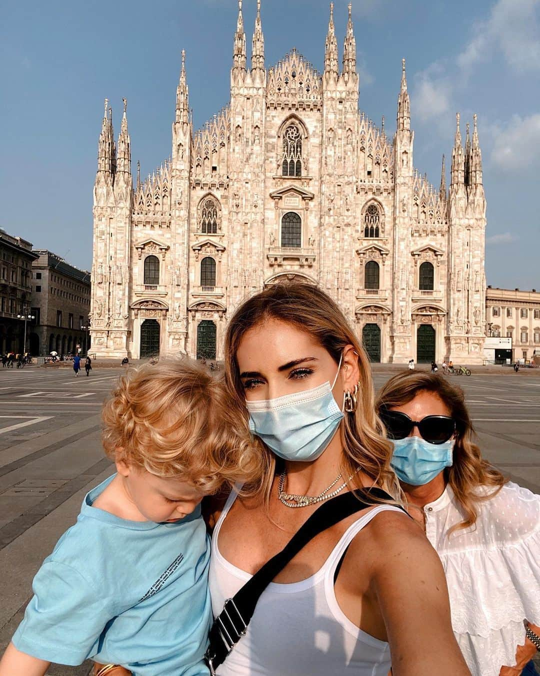 キアラ・フェラーニさんのインスタグラム写真 - (キアラ・フェラーニInstagram)「Walks in Milano with grandma @marinadiguardo and Lello ❤️」5月15日 2時48分 - chiaraferragni