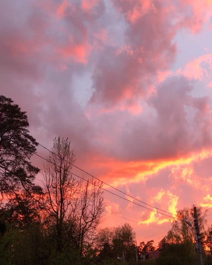 エカテリーナ・リャザーノワのインスタグラム：「#doesn’t matter what is going on around the world♥️ always something good and beautiful around us as this an amazing sunset.#obsessed  And #inlove #incredible #Sky #onfire #nofilter #justnature #sunsate #beautiful thing... #loveforever #russia #moscow #goodvibes」