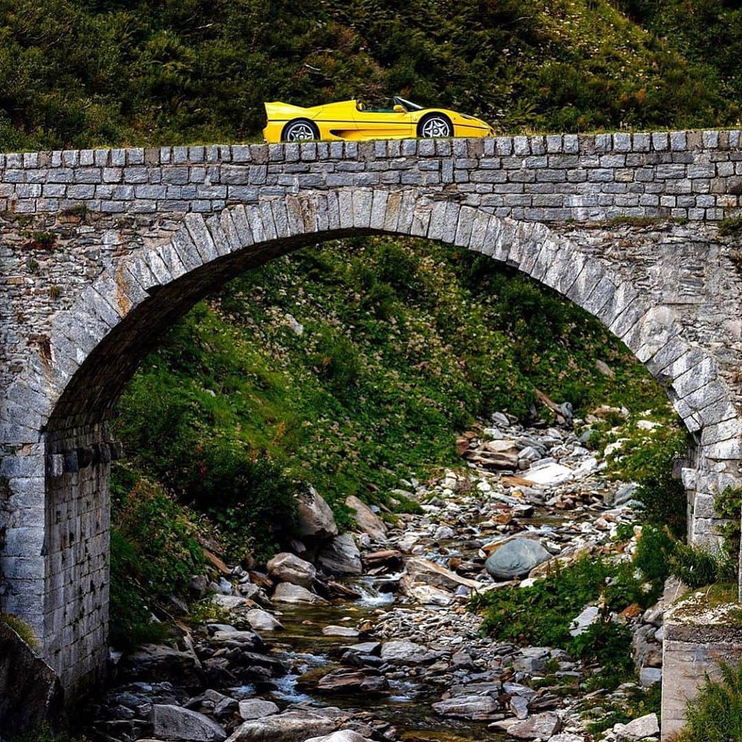 Dirk A. Productionsのインスタグラム：「DISTANCING AWAY... ⚡️🚕 #Ferrari #FerrariF50 #Giallo #GialloModena #F50 #Rare #CarbonFiber #River #SocialDistancing #Pic @kevinvanc」
