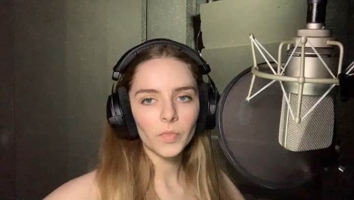 ダーシー・ローズ・バーンズさんのインスタグラム動画 - (ダーシー・ローズ・バーンズInstagram)「Are roses still ...