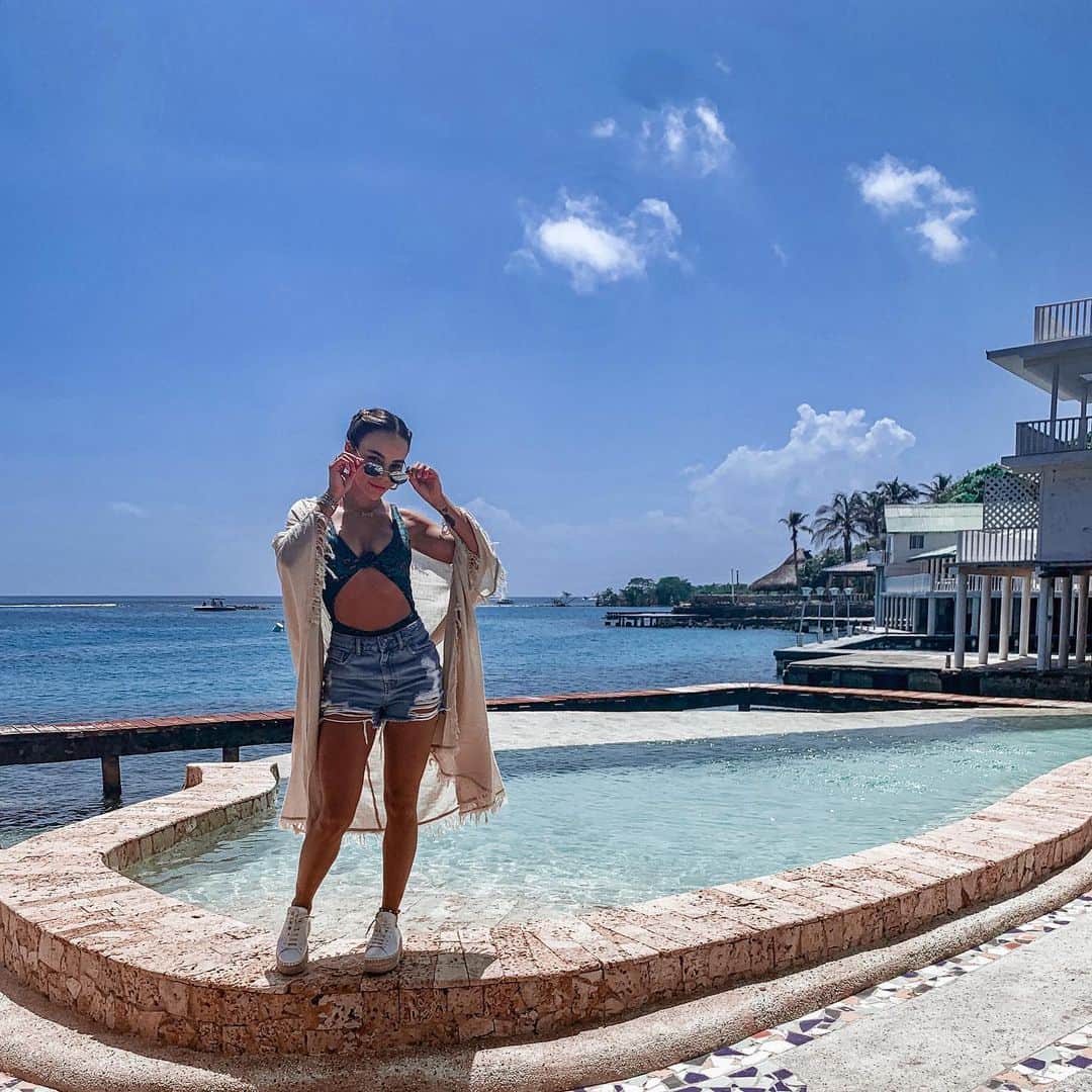 ジェシカ・スターリングのインスタグラム：「Transportarnos a los lugares donde hay hermosos recuerdos!! Esta foto fue en #cartagenadeindias magico💫 #throwback 🔙🔜 #todovaasalirbien」