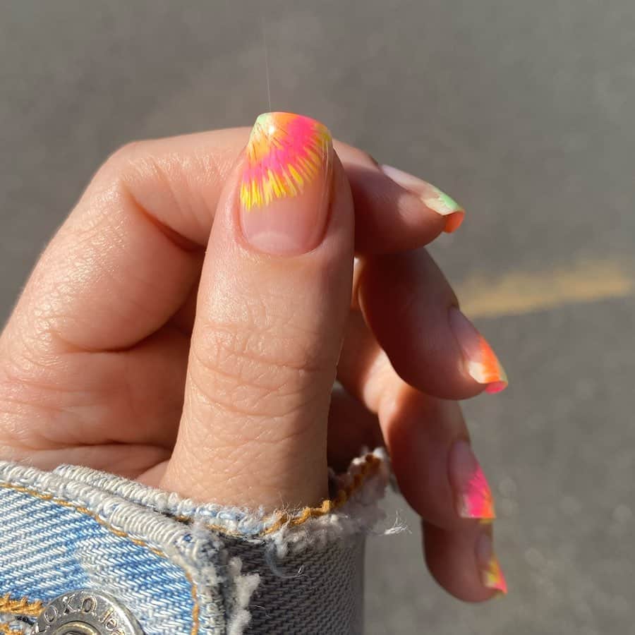 Soniaさんのインスタグラム写真 - (SoniaInstagram)「Tie-Dye Tips🌈🌻✌🏼 Swipe to see the full mani🤚🏼 so in love with how these turned out! Might film a tut.」5月15日 3時03分 - badgirlnails