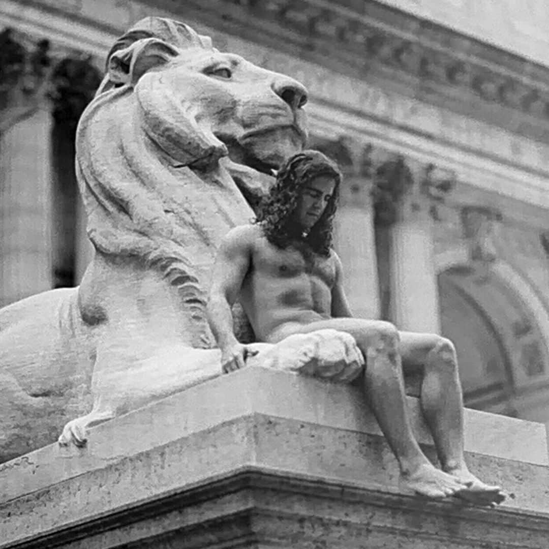 アンディー・コーエンさんのインスタグラム写真 - (アンディー・コーエンInstagram)「Taking it back to 1994 when @spencertunick got me to pose naked in front of the NY Public Library at 6 am on a Saturday! ☀️ #TBT #Headscratcher #NinetiesHair」5月15日 3時07分 - bravoandy