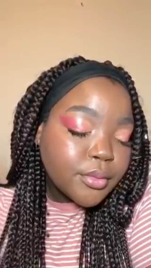 のインスタグラム：「First seen on @guccibeauty, @yana_dvs experiments a new beauty look inspired by the colors of springtime seen outside her bedroom window, with the vibrant and shiny #GucciBeauty lipstick shades, including Rouge à Lèvres Mat lipstick shade 103 ‘Carol Beige’, and the buildable Gucci Mascara L’Obscur. #AlessandroMichele @alessandro_michele #GucciCommunity」