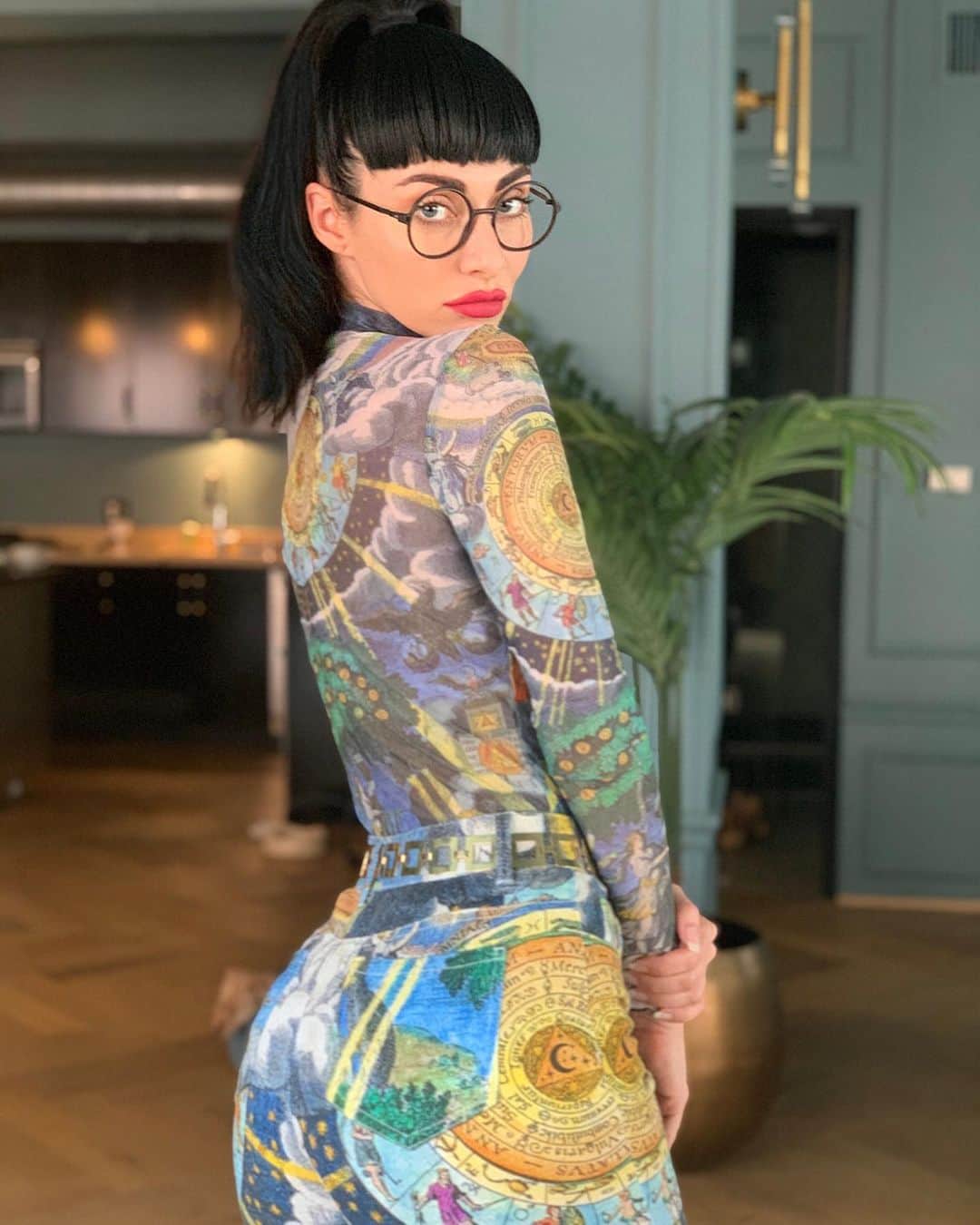 カーミンのインスタグラム：「thank you for being here to support my healing. for possibly healing yourselves through my music. nobody’s given me a greater gift in life than you. I hope my energy field shoots through the screen into your field bc we raising our vibes together ✨zodiac fit by @dollskill lips by @qveenstudio」