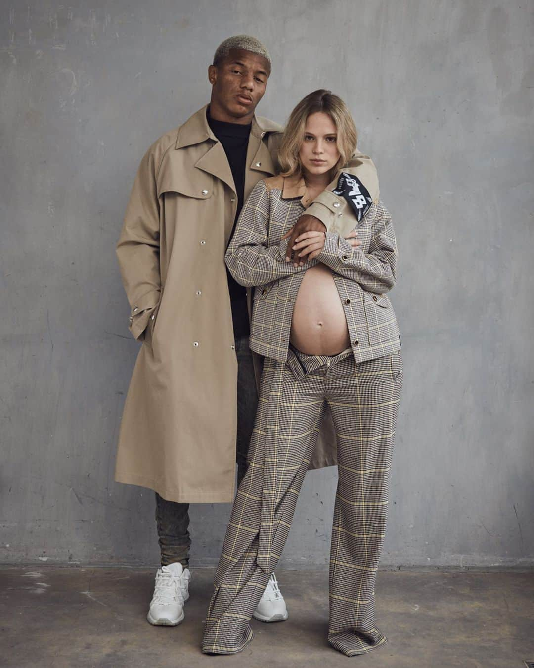 キラ・ウィノナのインスタグラム：「Mommy and Daddy to be ❤️👨‍👩‍👧 Photographer @jesperlucas  Styling @denisespeelman  MUAH @emmaros.a Assistant @fedracabrera」