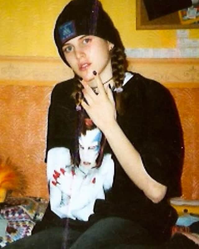 Ashley Jamesさんのインスタグラム写真 - (Ashley JamesInstagram)「AD: In my hometown... 🤘🏼😂 Found this absolute gem of a photo of me in my teenage years. I went through a few slightly extreme phases growing up, but this one was definitely the most, um, interesting? I used to absolutely love Kerrang, and I'd spend my time with friends going to HMV and spending hours discovering new albums and buying band T-Shirts. There was this one skater shop that sold wide jeans (mosher trousers as we called them), and I remember being really pleased with this outfit. Literally all my money from my holiday job would have gone on this look and the CDs.  Watching #Brassic has got me nostalgic for my hometown antics (a little bit different to mine, haha!). I'd love to see your throwback pics? Surely they can't be worse than this! 😂  #brassic #hometown PS: they're my cinema tickets stuck behind me on my bedroom wall, and I painted it these colours myself. And yes I did take this photo myself on self timer... Did I invent the selfie?」5月15日 3時25分 - ashleylouisejames