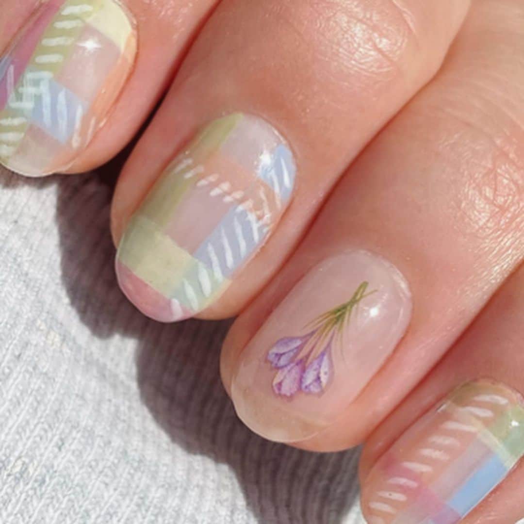 エミリー・ラッドのインスタグラム：「💐 💐⁣ 💐 ⁣ used gels from @naillabousa (@prestogel @agehagel_usa) and @kokoistusa, with @orly builder underneath to save my weak as butt nails⁣ 💫 i know no one really gives a toot about my nail art but i’m proud of my work ok!!!!!!!」