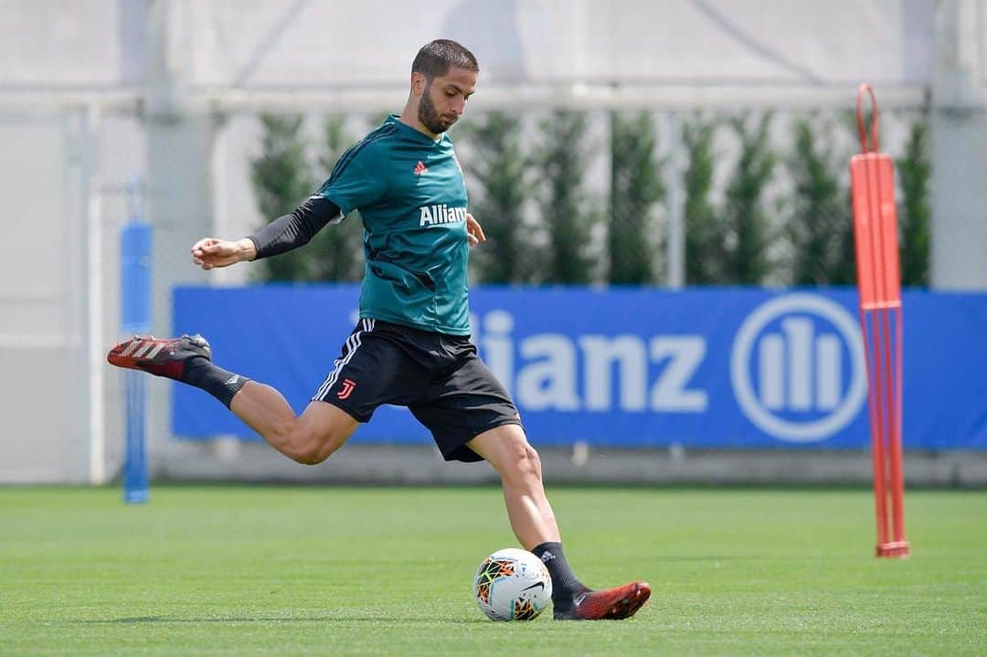 ロドリゴ・ベンタンクールのインスタグラム：「#workout @juventus ⚽ #ForzaJuve 👌🤙💪🧑‍🦲」