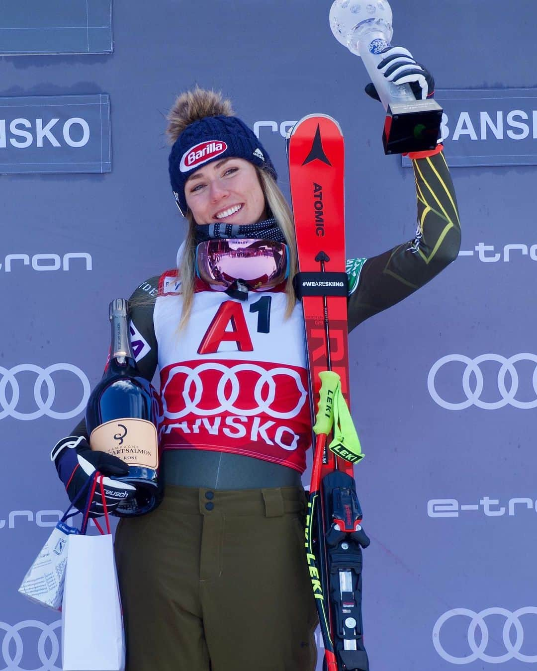 ミカエラ・シフリンさんのインスタグラム写真 - (ミカエラ・シフリンInstagram)「Hey 👋!! I’m going to be taking over the @oakleyskiing and @oakley Instagram accounts this Friday (tomorrow), so make sure to follow them/tune in! If you have any questions for my IG Live tomorrow at 1pm MDT on @oakley’s channel, drop ‘em below in the comments! #ForTheLoveOfSport ❤️」5月15日 3時52分 - mikaelashiffrin