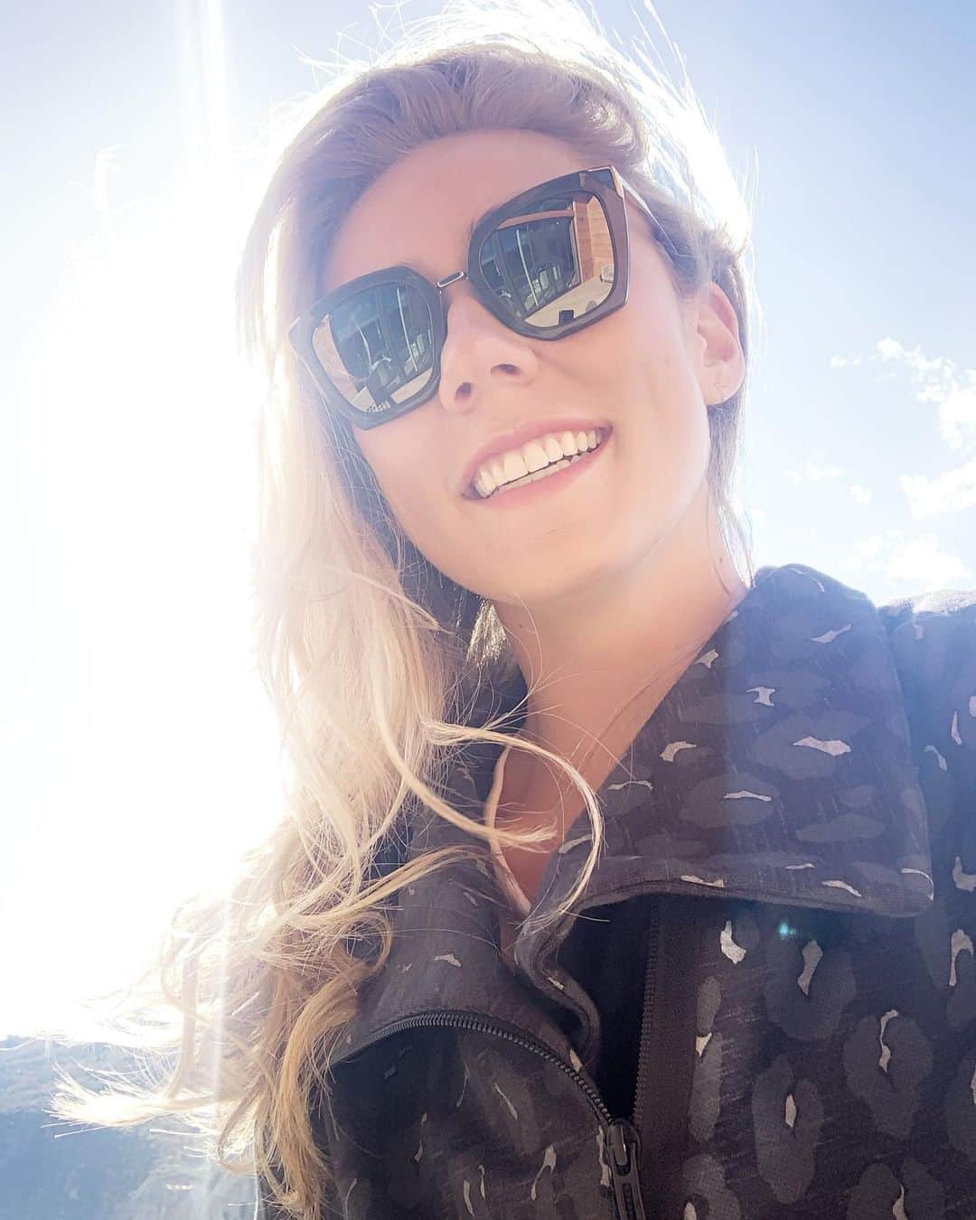 ミカエラ・シフリンのインスタグラム：「Hey 👋!! I’m going to be taking over the @oakleyskiing and @oakley Instagram accounts this Friday (tomorrow), so make sure to follow them/tune in! If you have any questions for my IG Live tomorrow at 1pm MDT on @oakley’s channel, drop ‘em below in the comments! #ForTheLoveOfSport ❤️」