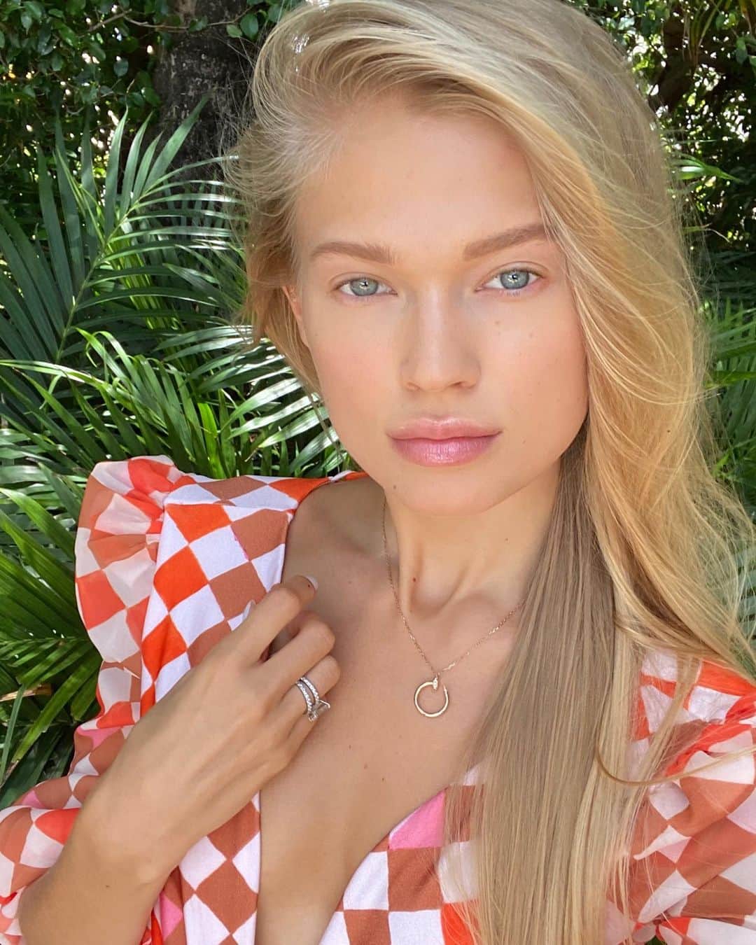 ヴィタ・シドルキナのインスタグラム：「Lately so into minimal makeup! It’s all about fresh and healthy skin!❤️ tomorrow morning will post new IGTV video with my favorite skincare products!」