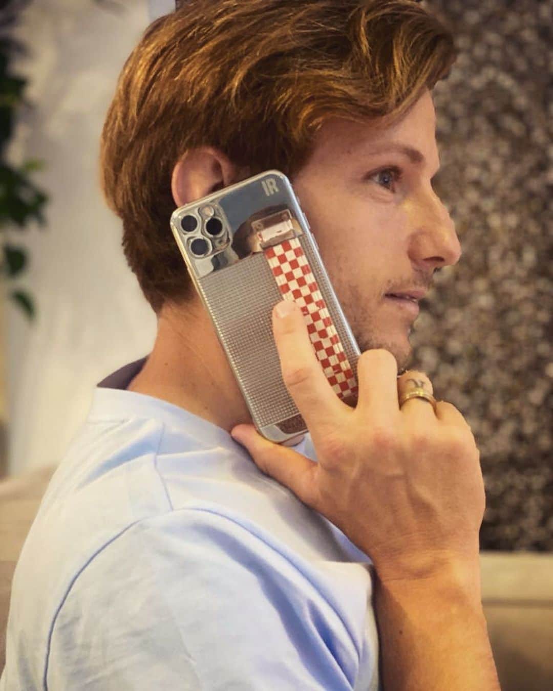 イヴァン・ラキティッチのインスタグラム：「Thanks @goldenconcept for my new silver 🇭🇷 iPhone Pro! 👊🏽 get yours on https://goldenconcept.com/products/iphone-blk-flag-edition  #customedition #croatia」