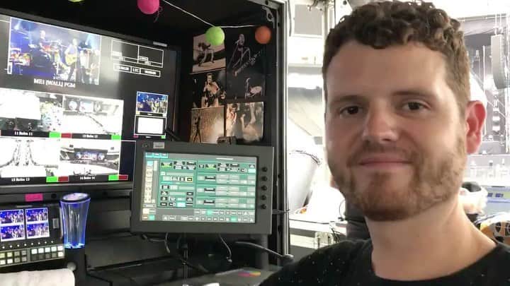 Coldplayのインスタグラム：「We're sad to report that we lost one of our most beloved and talented crew members last night. Ben Farrey was our live visuals director. He was in charge of everything that you saw on the screens at our live shows. If you ever made it to a show, you’ll know that he was ridiculously good at his job. He was also one of the kindest and most generous-spirited people you could ever meet. We love you, Ben. ❤️💙 Guy, Will, Jonny, Chris, Phil and Dave」