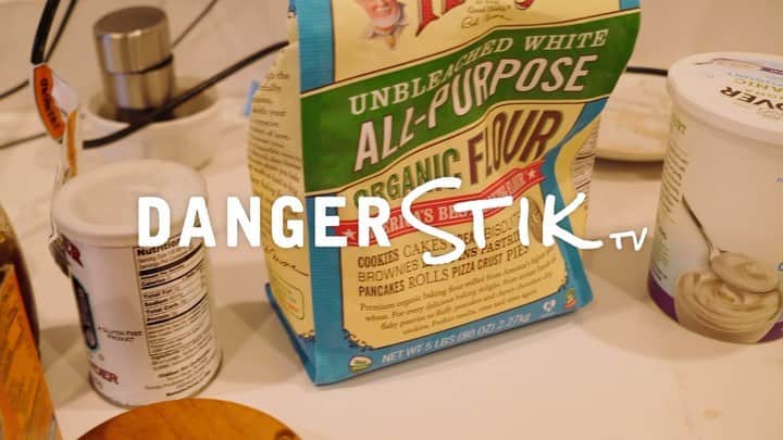 のインスタグラム：「👩🏼‍🍳Bonus Episode🥖 (link in profile) It’s about baking and how much of a junk show I am in the kitchen 😆🤯 But it’s also a bit of a peak into our relationship struggles while spending 24/7 together ..... 🥰@adrianballinger // edit 🎥 @susietheis // Recipe from @halfbakedharvest (check it out if you haven’t already!!!)」