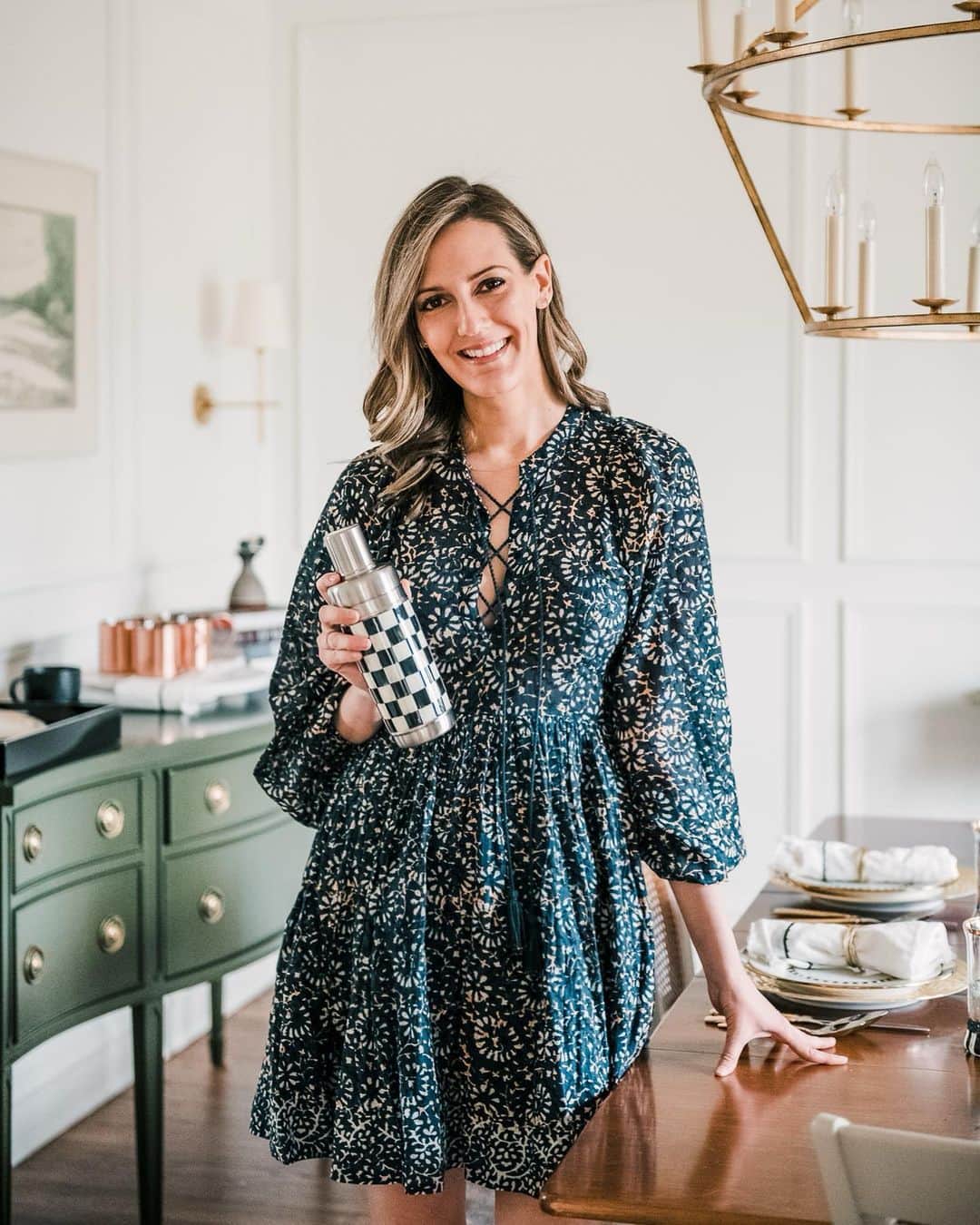 Anna Jane Wisniewskiのインスタグラム：「At the @mackenziechilds event in February, we learned how to make some fancy cocktails using their new barware!  I now have it all set up in my house and it’s hush asking for me to make a spicy margarita.  Soho House makes my favorite spicy marg (the Picante🌶) and it’s so easy and delicious!  Just muddle a few cilantro leaves and one slice of jalapeno at the bottom of the shaker (pictured here), 2 oz your favorite tequila, ½ oz agave syrup, and the juice from one lime (maybe two if you love lime juice). Shake with ice and strain into a glass...enjoy! #mctakeschicago」