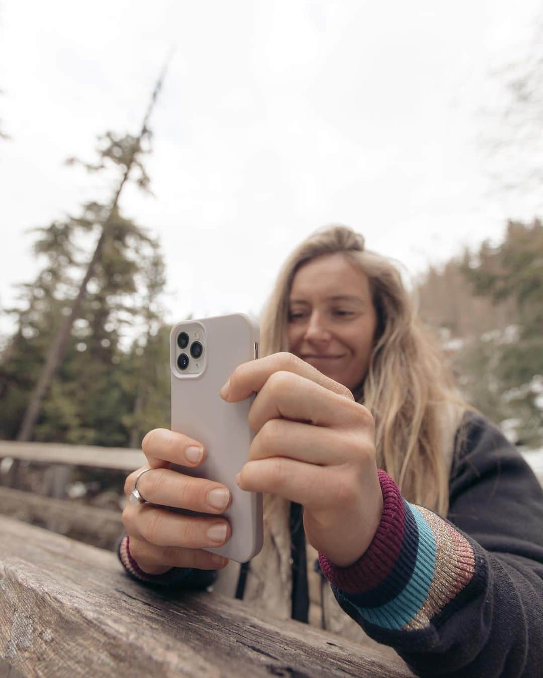 ジェイミー・アンダーソンのインスタグラム：「✨GIVEAWAY!!!! ✨ Thank you @urbanarmorgear for making the dopest phone case yet! ♻️ 🌎 🌲 #ecofriendly #compostable  #mindful #givebackwithlove •100% tough 🤘 •100% compostable ♻️ •100% mindful 🙏  Follow me and @urbanarmorgear and tag a few friends in my comments and I’ll pick a random winner on Sunday to send this case to! 😘✨🙌 📸 @tyler_ravelle」