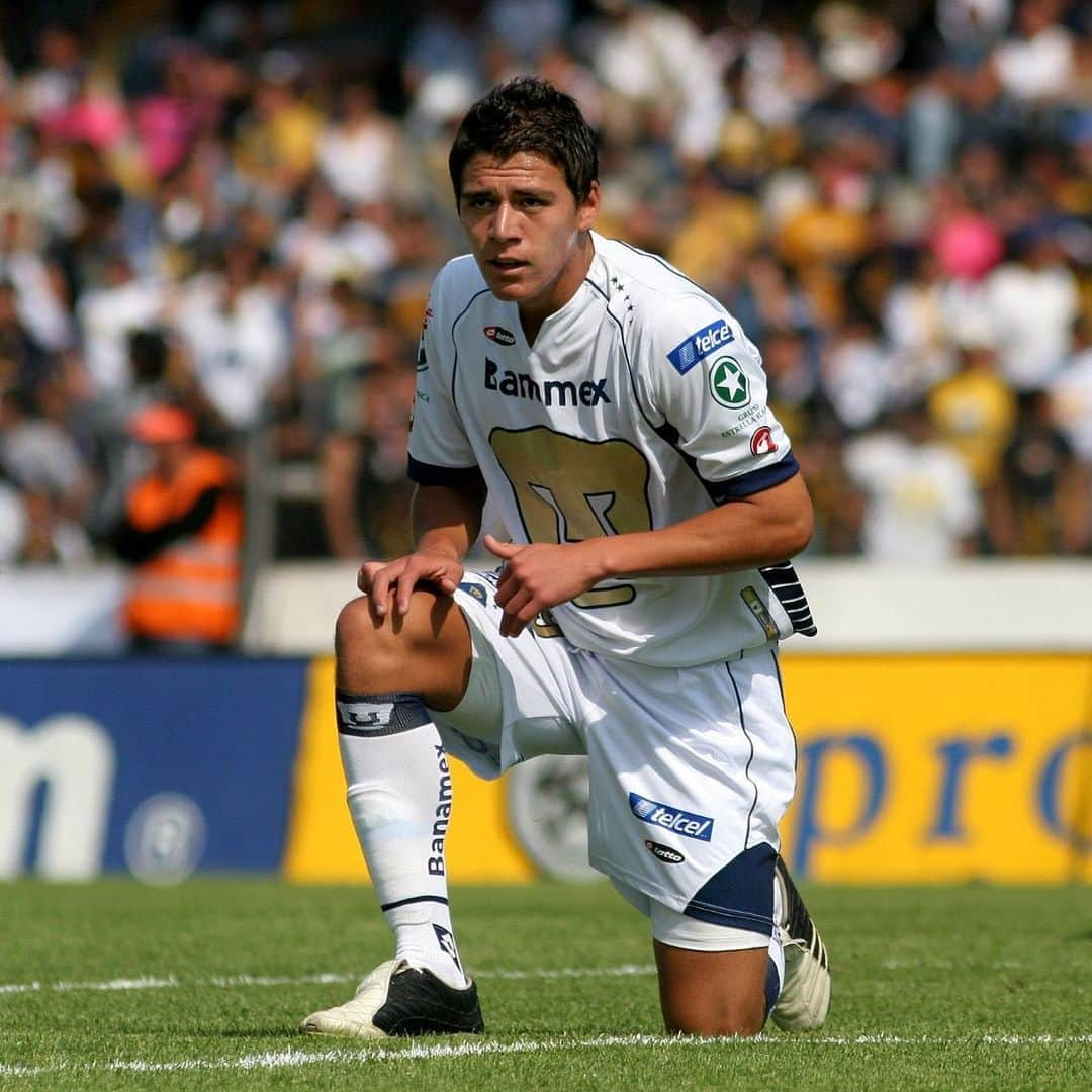 エクトル・モレノのインスタグラム：「#TBT ..Mis inicios con mis queridos @pumasmx 🔷🔶 (disculpen el look 💇🏽‍♂️🤷🏽‍♂️)」