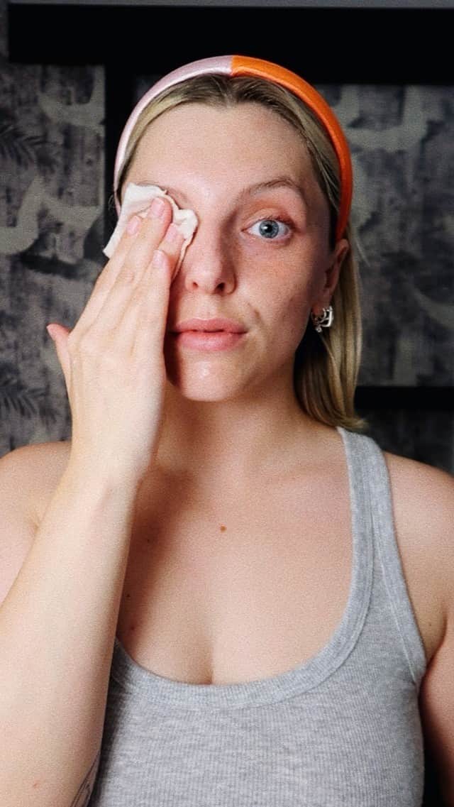 Estée Lalondeのインスタグラム：「Shop my jewellery! @daisy_jewellery https://www.daisyjewellery.com/collections/estee-lalonde  ———————————————————  Headband @tortware  @caudalie Cleansing Oil https://bit.ly/3cK0h4x  @garnieruk Micellar Water  https://bit.ly/2WxtbPC  @katesomervilleskincare Moisturising Cleanser https://bit.ly/2zIyeDB  @lamer The Treatment Lotion  https://bit.ly/35Yf5d0  @gallinee_beaute The Youthful Serum  https://bit.ly/35YHQ9u  @sisleyparisofficial Eye Contour Fluid  https://bit.ly/3bhSZnK  @vintnersdaughter Botanical Serum  https://bit.ly/2KtwOPy  @antipodesskincare Avocado Pear Night Cream  https://bit.ly/35Y6My1  @koraorganics Noni Glow Oil  https://bit.ly/2IyngCf  @byterryofficial Baume de Rose  https://bit.ly/30lx5NW   ————————————————————(Affiliate links used. All items gifted.)」
