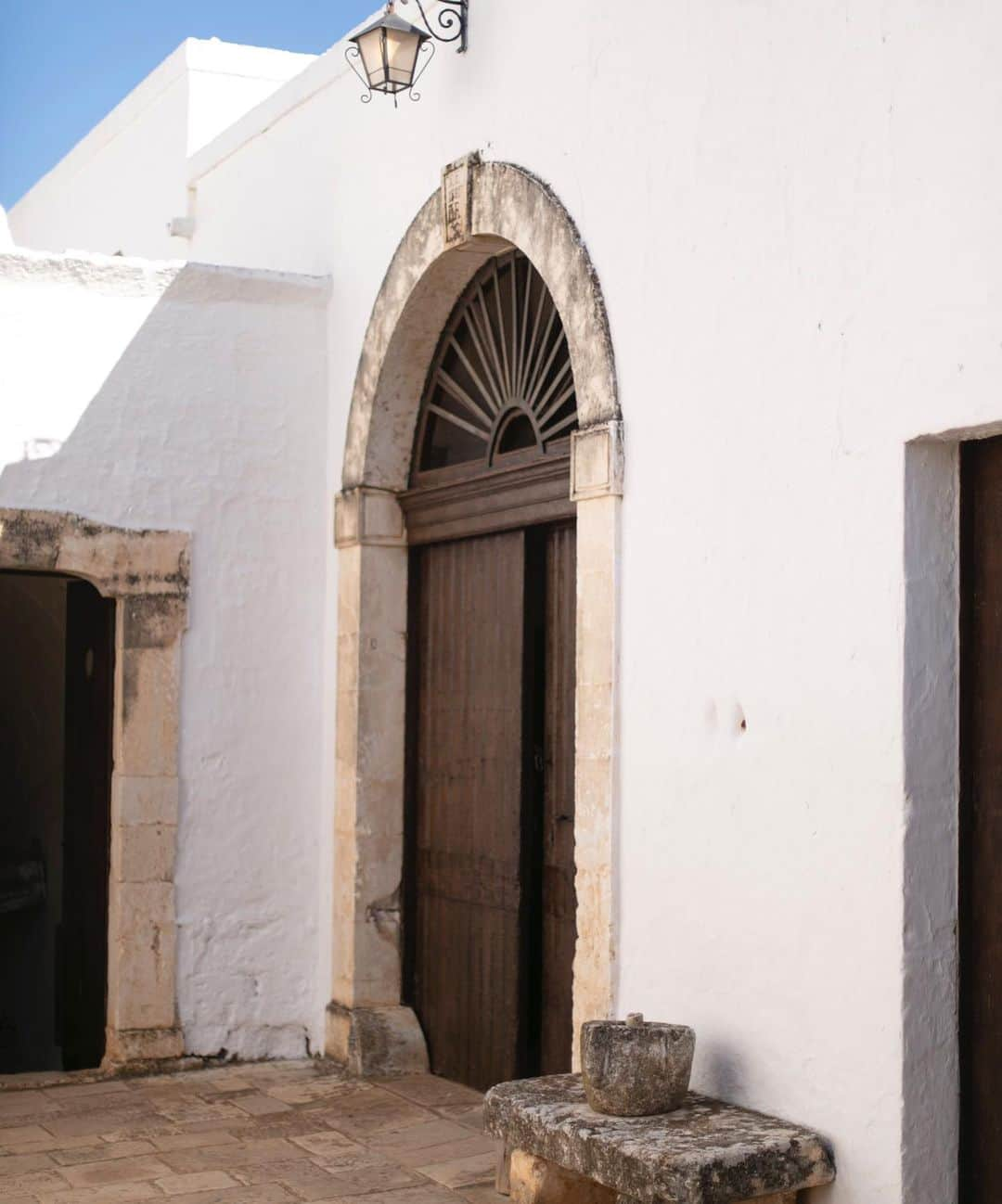 チェザーレ アットリーニさんのインスタグラム写真 - (チェザーレ アットリーニInstagram)「An unforgettable afternoon in the heart of #Ostuni Monumental Olive Trees Valley, in the #amazing @masseria_brancati  Find out more about this story on www.cesareattolini.com . . . #CesareAttolini  #TimelessElegance  #CesareAttoliniNapoli #Attolini #menstyle#menswear #tailor #tailored #bespoke#luxurywear #luxury #gentleman#madebyhand #monsieur #style#tailoring #craftsmanship #madeinitaly#sartorial #sartoria #brillaperilgusto#styleinspiration #jacket #sprezzatura#shirt #tie #suit #dapper」5月15日 5時14分 - cesareattolininapoli