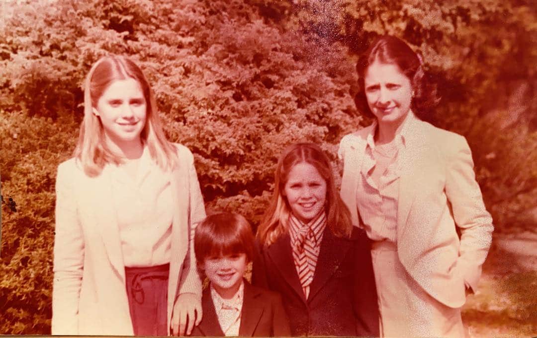 メアリー・マコーマックのインスタグラム：「My blouse.  Bless.  #tbt」