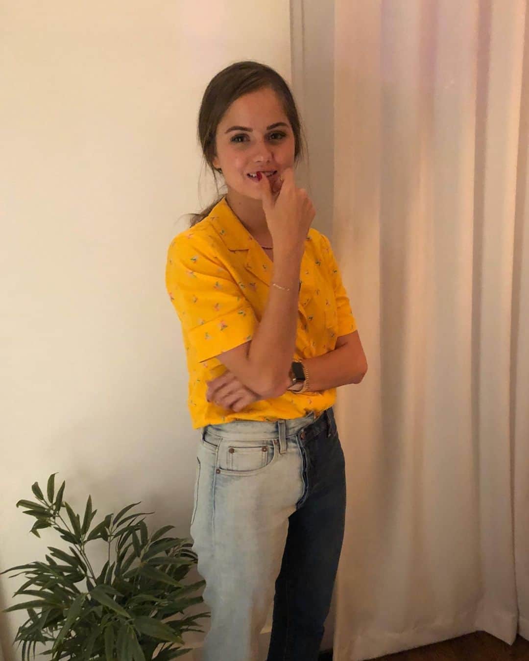 デビー・ライアンのインスタグラム：「yesterday was my birthday, and this week has been a really beautiful illustration that isolation doesn’t have to be isolating. I’ve never felt closer to my family, my lover, and my friends. Reeeeal grateful this year for an incredible support system who challenge me and hold me down ✨ could get whiplash looking at some of the folks I’ve been」