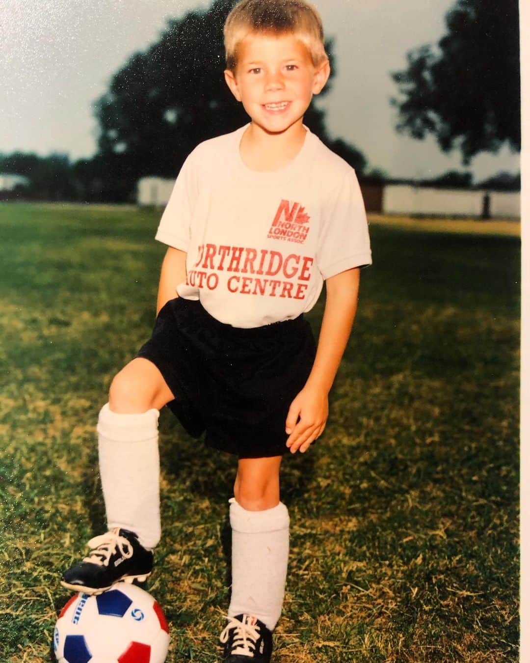 ジェフリー・バトルのインスタグラム：「#tbt to when I was a “rising star” in soccer/football.  I was pretty terrible but loved the orange slices.」