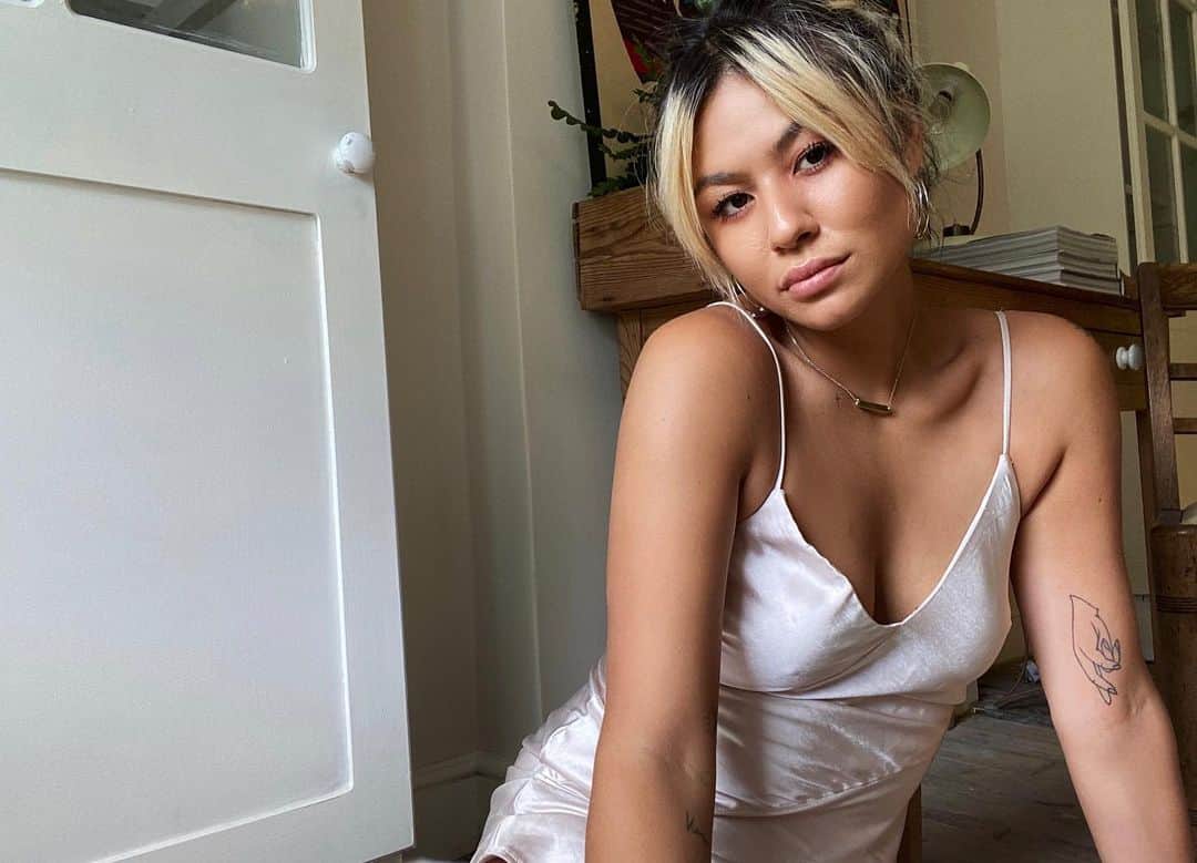 Mali-Koa Hoodのインスタグラム：「Lovers alone wear sunlight.」