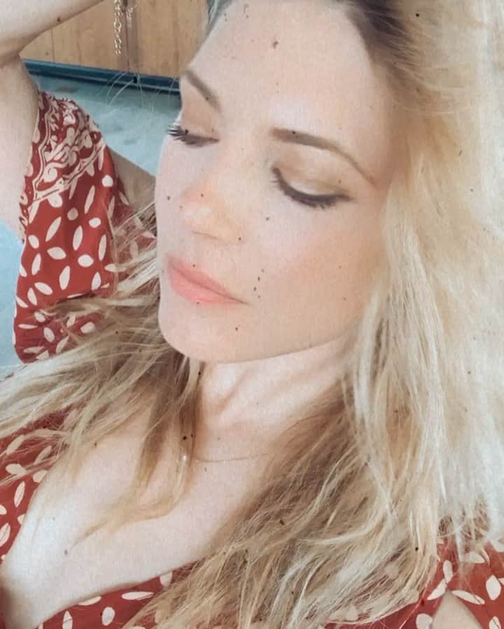キャサリン・ウィニックのインスタグラム：「It’s time to get comfy.. Here’s to another month of breaking in this couch! 🙄」