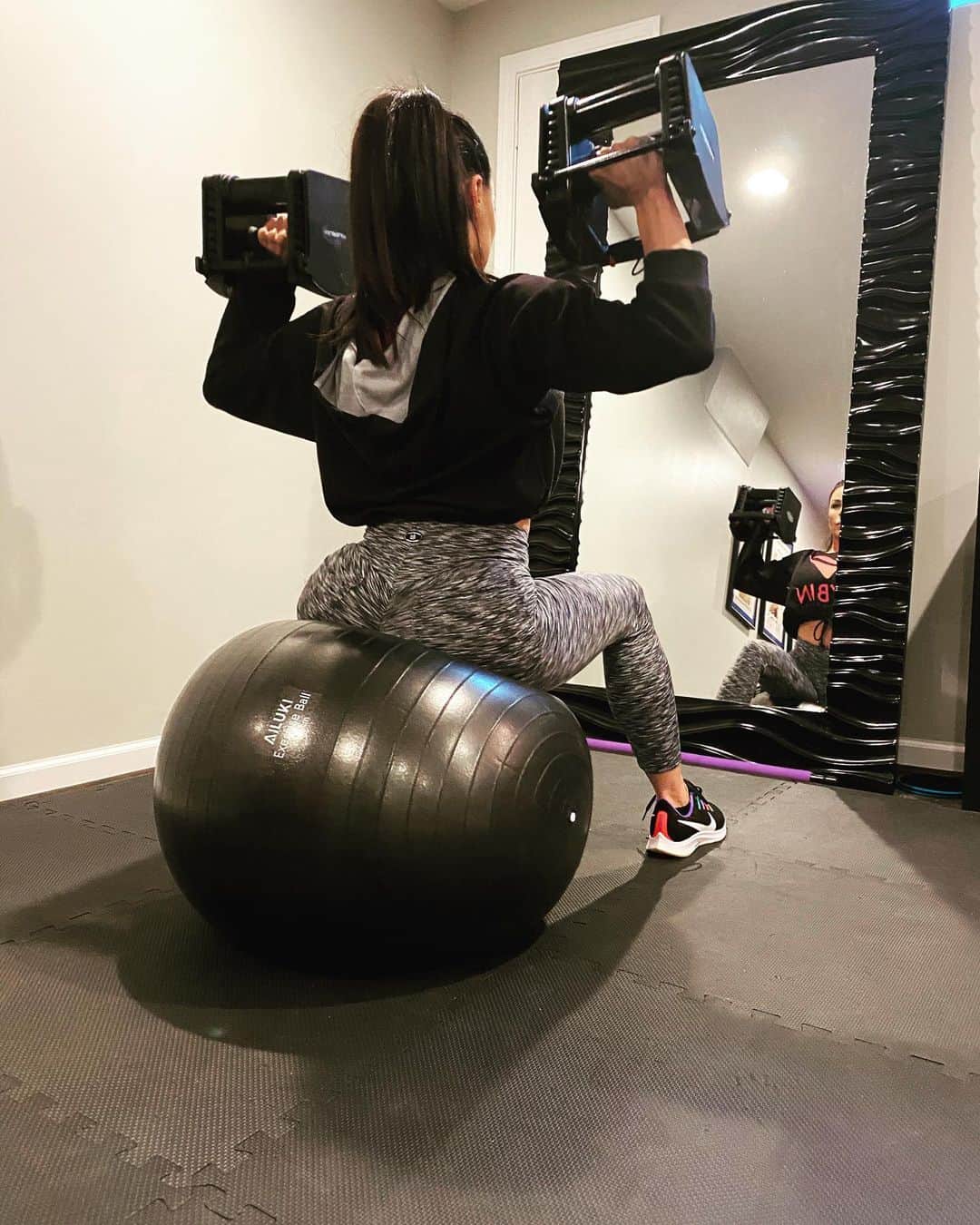 Kendra Lustさんのインスタグラム写真 - (Kendra LustInstagram)「#shoulderworkout today 💪🏻 thank you @powerblockdumbbells helps so much with my #homeworkouts #ThursdayMotivation」5月15日 5時53分 - kendralust