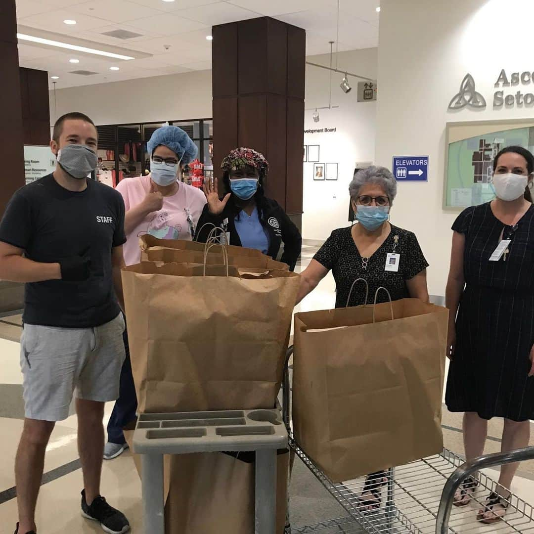 ベラミー・ヤングさんのインスタグラム写真 - (ベラミー・ヤングInstagram)「The @ProdigalSonFox fam teamed up to support  @frontlinefoods by sponsoring meals for our #HealthcareHeroes at two hard-hit hospitals in #Queens & #Austin.  Thank you to @pskitchennyc for delivering the meals to @jamaicahospital & @salaandbettyatx + @contigoaustin for delivering to #SetonMedicalCenter !  #FrontlineFoods is a grassroots organization that feeds frontline workers while supporting local restaurants impacted by the #COVID crisis. 100% of funds raised go directly to restaurants to help keep them afloat, and healthcare workers get a delicious meal made with love. In just a few weeks, Frontline Foods has delivered over 350,000 meals to 600+ hospitals across almost 60 cities. Check out ‪FrontlineFoods.org‬ to donate or get involved!  My #ProdigalSon cast mates & I are so happy to be a part of the #CastitOn challenge kicked off by my #ScandalFam under the ever-wise, ever-kind leadership of our eternal #1 @kerrywashington ...who wants to go next? 🤓🎉 We're all in this together, & I'm sending everyone so very much love. Spread the kindness today- any way you're able. I'm hugging you with my heart. Especially everybody at #JamaicaHospital & #SetonMedicalCenter! THANK YOU for getting up every day & doing all you can to save us! ❤️💗❤️💗❤️💗❤️💗❤️💗❤️💗❤️」5月15日 6時10分 - bellamyyoung