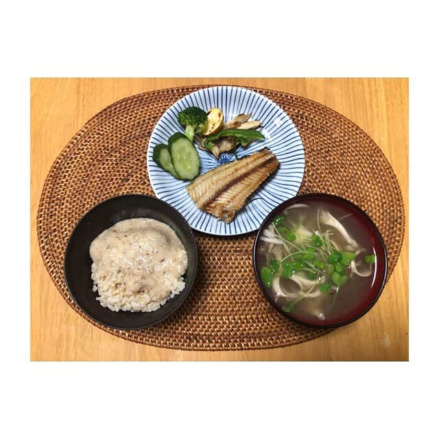 みのり(26)＠東京 ダイエットのインスタグラム：「朝ごはん . . ほっけ お弁当に入れた残り物野菜 浅漬けのきゅうり 舞茸の味噌汁 玄米( 自然薯 ) . . おはようございます☺️ . 今日は #自然薯 おんらいす。 これは、とあるお店のテイクアウトで タッパーもっていくといれてくれるの❤️ . んもー、粘り気強過ぎて、 自然薯を箸で掴めちゃうんだよ！ . . 最近は、朝からパンたべたりラーメン食べたり 夜にカレーライスやパスタを食べたり。 . 気をつけてることは、 #過ぎたるは及ばざるが如し . 毎日、筋トレをしているわけでもないけど 食事も食べすぎることのないように🥰 . お菓子も食べるけど、 三食ご飯をしっかり食べるようにしています。 栄養のあるものを❣️ . . 今日も、楽しいこと面白いことさがして 笑顔でいよーう😆💓 . ◉ライザップ公認の紹介アンバサダーです。 〜紹介特典で、お安く入会できます〜 . ▶︎全国どの店舗でもOK ▷２週間のトライアルコースもあります(^_^)/ ▶︎カウンセリング予約前にご連絡ください . ◎入会やカウンセリングをお考えの方、 ご質問なども、DM✉️ください。 . ★トレーニング見学もできます★ . 📺RIZAP TVCM出演 🏅RIZAP BMG ファイナリスト2017.2018 . #rizap #ライザップ . #ダイエット #diet #レコーディングダイエット #ダイエッター #公開ダイエット  #朝ごはん #morning #糖質オフ #食べて痩せる #おうちごはん #食べる #糖質制限 #低糖質ダイエット #和食 #クッキングラム #自炊女子 #腸内環境 #食事管理 #栄養 #fitmeal  #cleanmeals  #lowglycemic #玄米 #まごわやさしい #一汁三菜」