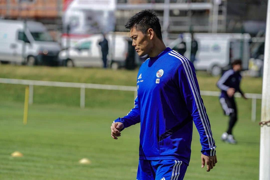 川島永嗣のインスタグラム：「Great to be back on the pitch.  フランスでは月曜日から外出禁止令が解除されました。  今シーズンのリーグ戦は終わってしまいましたが、 かなり厳格なルールの中来シーズンに向けてトレーニングもスタートしました！  #pleasure#on#the#pitch」