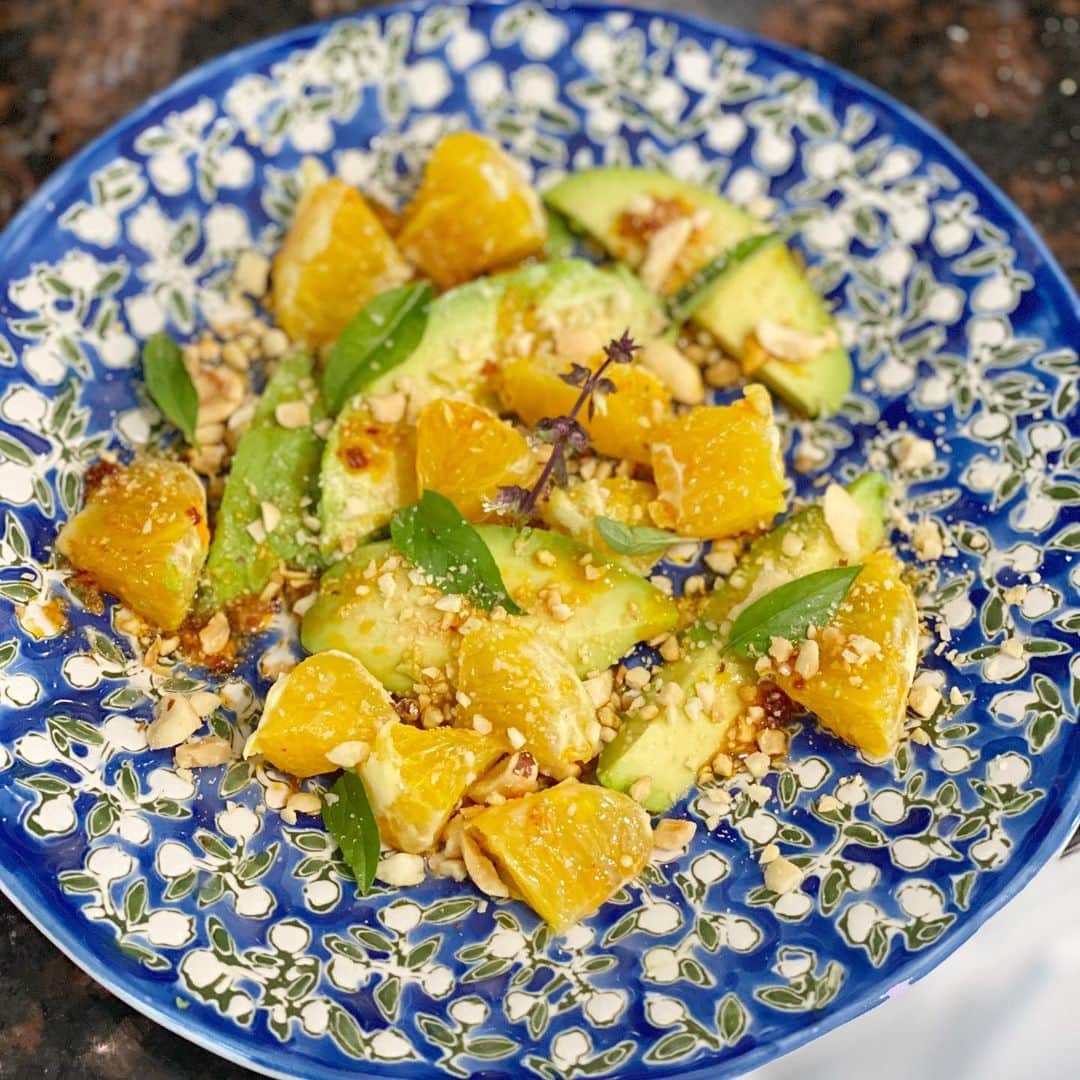レイチェル・レフィブレのインスタグラム：「@lindsaysacks, I couldn’t make this up if I wanted to: saw your post and had in my house 1) an avocado begging to be eaten 2) leftover orange segments from my kid’s snack 3) crushed peanuts left over from a dessert I made two days ago 4) Thai basil sprouting in the garden (thank you @chriscrary). And there was your post!  Extra thanks to @monita_sen for the original recipe! (Second photo is courtesy of @lindsaysacks who you should totally follow for food and art and living your best life).」
