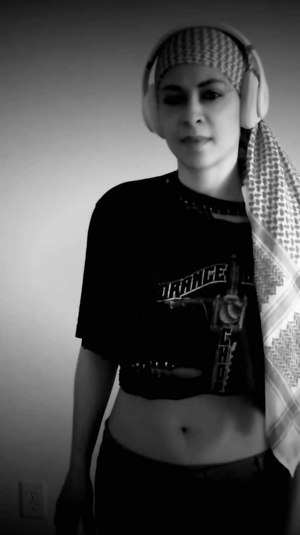 のインスタグラム：「Two days ago it was World Keffiyeh Day, so I brought this farmer back from #Yafa where my #Palestinian grandfather is to tell you : move around !  And remember to always be proud of the farmer in you now that globalisation and quarantine make us end up with the conclusion that we will all grow our food soon or cook it.. no we are cooking it already.. #worldkeffiyehday .. this amazing song is by @47soul #movearound」