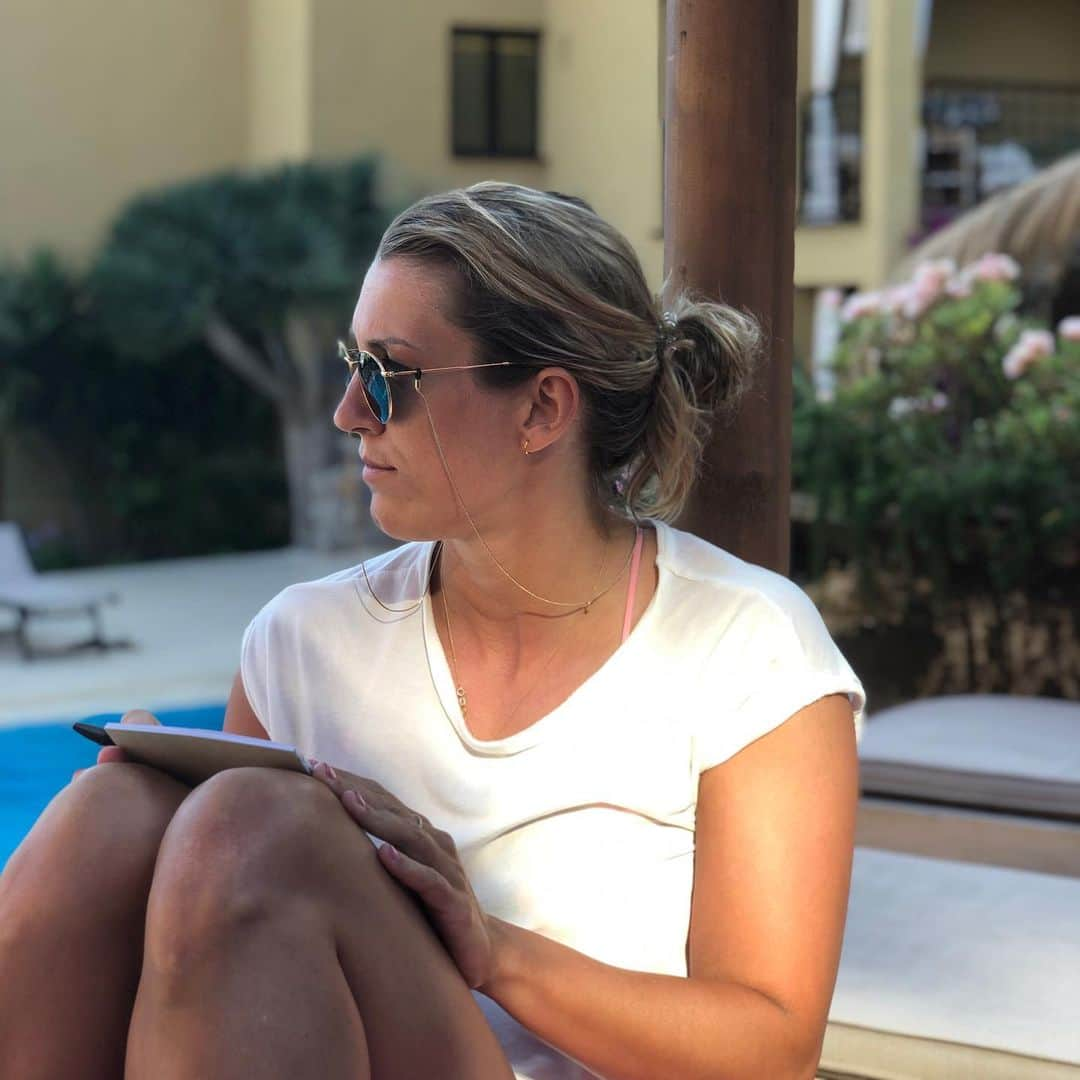 Verena Faisstさんのインスタグラム写真 - (Verena FaisstInstagram)「Es war einmal.... eine braune Verena, lesend am Pool irgendwo auf Mallorca 🙋🏽‍♀️📖 Dieses Jahr wird München unser Mallorca @schweersi85 😛 Isar, Eisbach & co. wir kommen - bald ☀️ Wie plant ihr euren Sommer?  #tb #urlaubinmünchen #isar #eisbach #freunde #gelato #barcentrale 🧡」5月15日 18時06分 - vereni2205