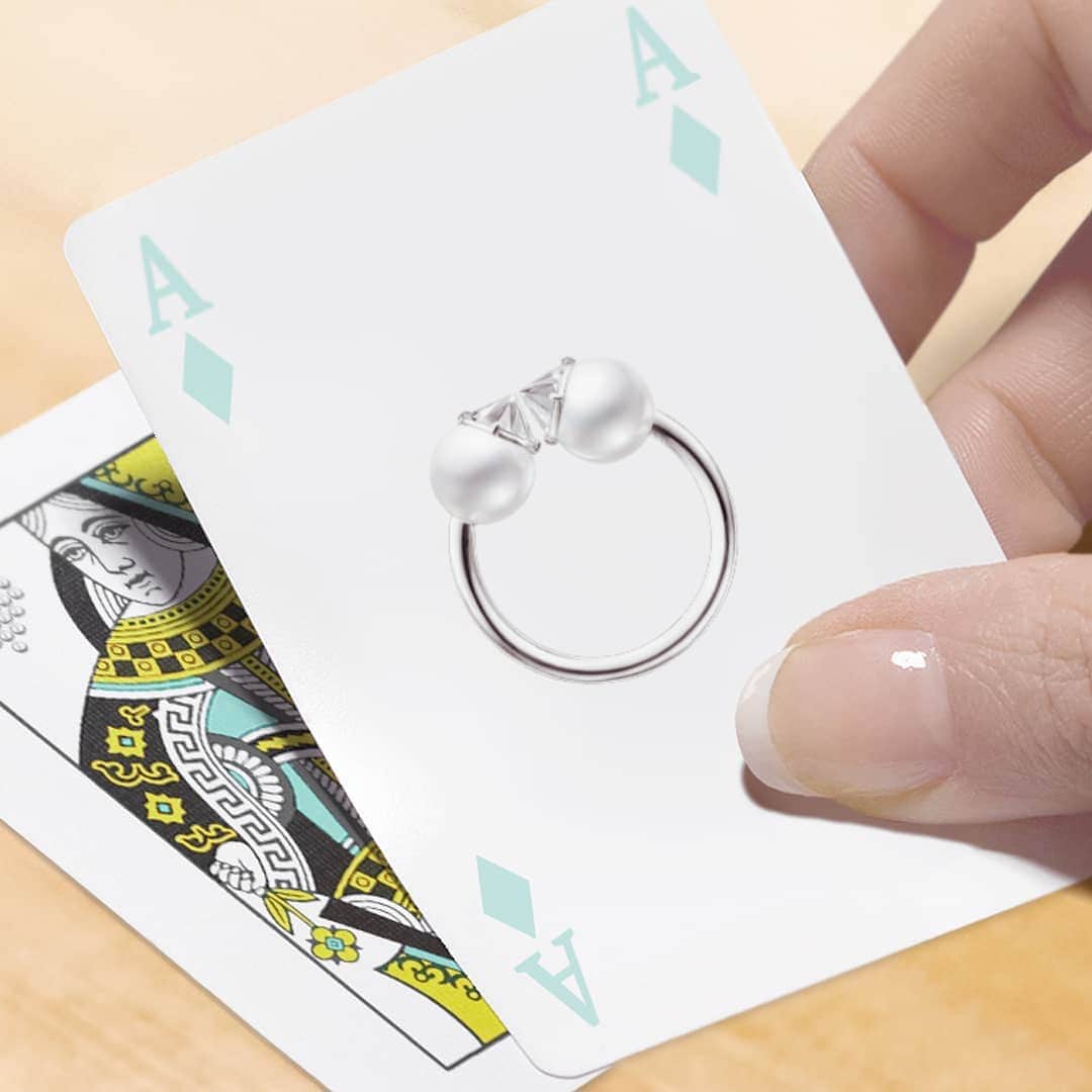 のインスタグラム：「A thrilling game of Blackjack! The "refined rebellion signature" ring surely trumps all. With the perfect item in hand, you're the winner. #tasaki #tasakirefinedrebellion #refinedrebellionsignature #tasakipearl #pearl #tasakidiamond #diamond #ring」
