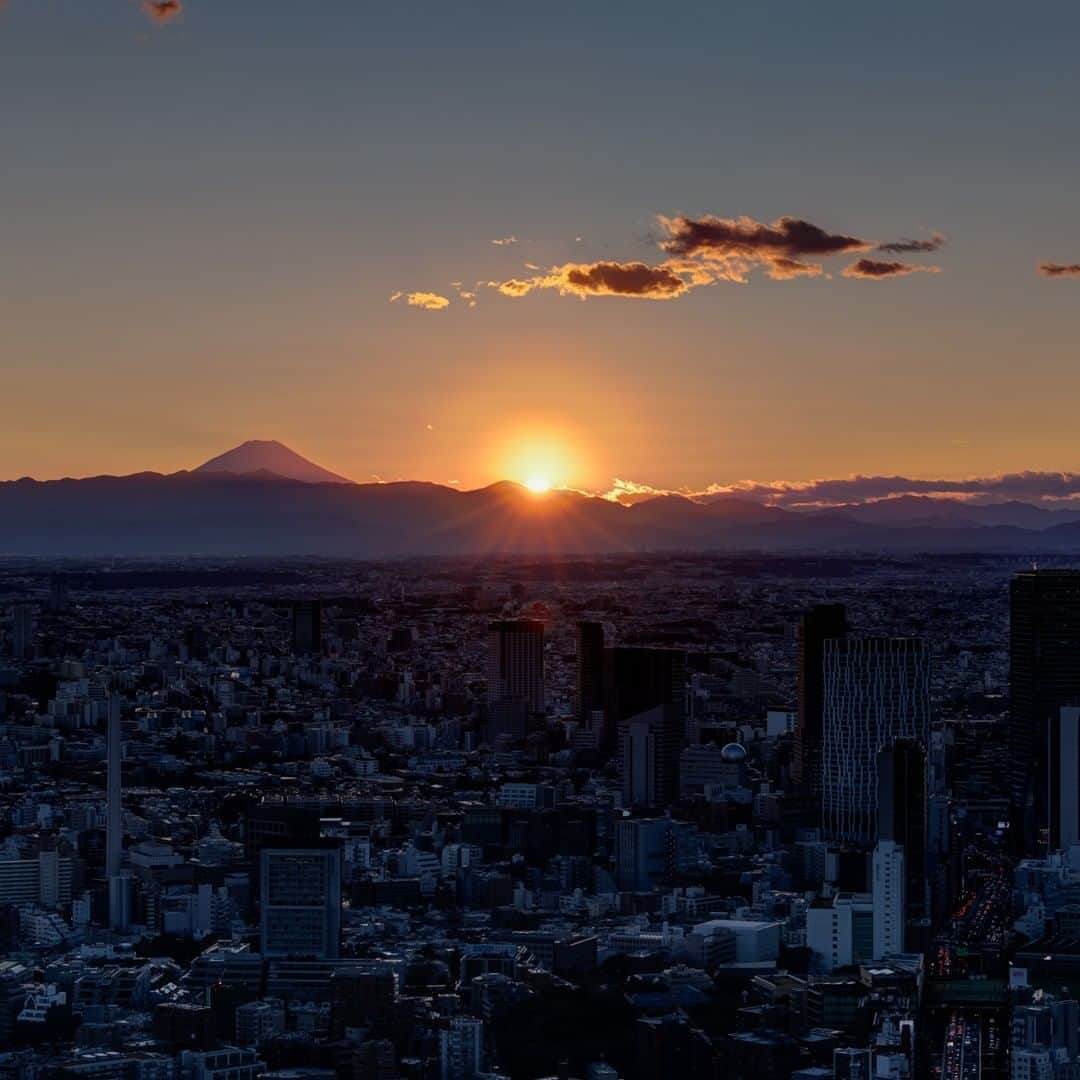 Tokyo City View 六本木ヒルズ展望台のインスタグラム：「📸六本木ヒルズ展望台 東京シティビューから絶景画像をお届け中！  あたたかいオレンジ色の光の向こうから「今日もお疲れさま」と聞こえてきそうな、ある夕方の東京の景色です。🌄 皆さま、今週もお疲れさまでした。😌 #StayHome #うちで過ごそう #おうち時間 #東京シティビュー #tokyocityview #休館中の展望台 #SNSで楽しむ展望台 #荒谷良一」