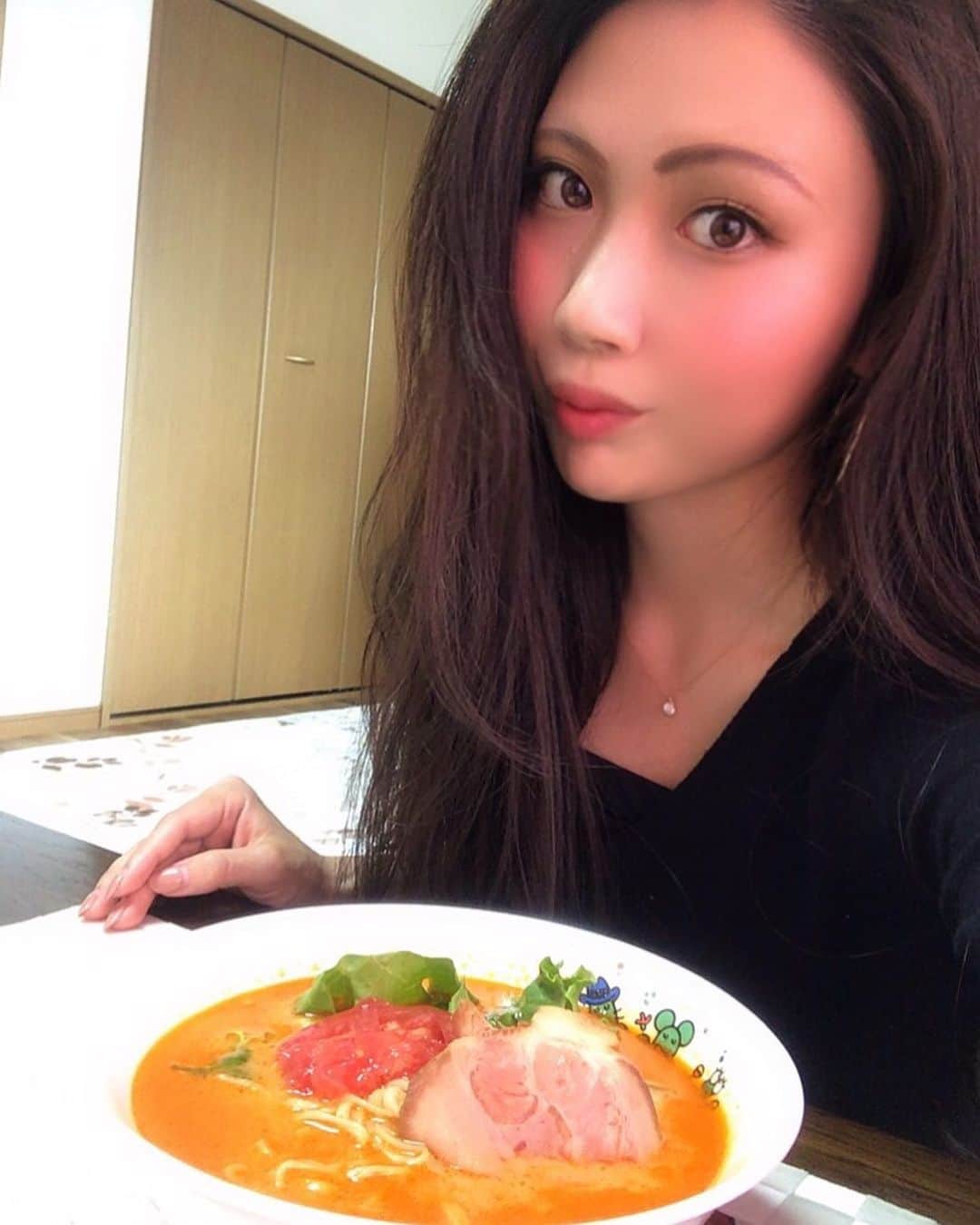 mahoさんのインスタグラム写真 - (mahoInstagram)「(*´꒳`*)🌸横にスワイプしてね👉 。 先日の#ランチ　は… #おうちごはん で#宮崎　の！ 。 。 #あうわ の#トマトラーメン　🍜 @auwa.tomato を食べたよ❤️ 。 。 食べた瞬間クリーミー　な味わい で女性も喜ぶ#パスタ　感覚で食べれちゃう #ラーメン　🍜 。 。 本当#美味しい　🧸❤️ そして食べた後の残りのスープに ご飯入れても更に#美味しい　の！ 。 。 リゾットや#鍋　にアレンジできちゃうから 色々な食べ方ができるし… 本当お店関西に出してほしいぐらい！ 。 。 。 けどこの、おうちで食べれるように #おうちでトマトラーメン があるから この冷食で我慢だね❤️ 。 。 。 今なら私のクーポンを使ってくれたら５％ＯＦＦで購入できるよ！！ クーポン：auwain 。 。 詳しくは 「トマトラーメンあうわ　宮崎」 「@auwa.tomato」で検索してね❤️ 。 。  https://auwa.base.shop/ 。 。 それかストーリーにURL貼るので そこから飛んでね👍 。 。 。 。 。 。 。 。 。 。 。  #fashion#shooting#fashionmodel  #トマトラーメンあうわ#おうちでトマトラーメン#PR #ootd#グルメ#lunch#ラーメン#テイクアウト #トレーニング#gym#格闘技#パーソナル #美容#アディクシーカラー#グルメ#痩身 #東京#恵比寿#茶屋町#三宮」5月15日 18時02分 - i.0ff1cia1._.m.ah.0
