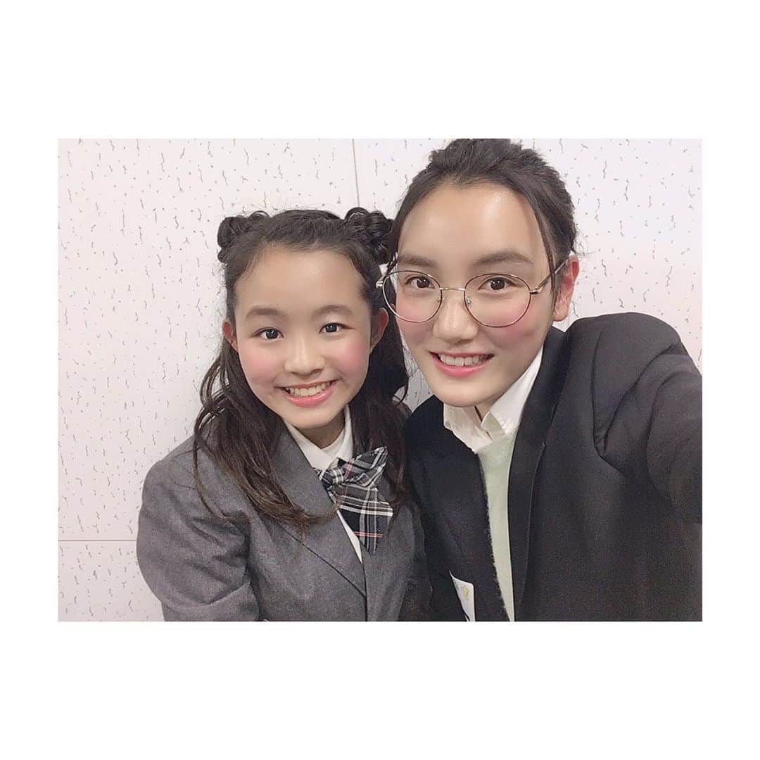 亘理舞さんのインスタグラム写真 - (亘理舞Instagram)「火曜日のすイエんサーを見てくださった方ありがとうございました！コメントも嬉しかったです☺️ まだ見てないよって方がいたら明日10時からNHKEテレにて再放送があるのでもし良かったら覗いてみてください🙌 ・ 1枚目の写真は326先生（@nakamura326）に描いていただいた似顔絵を嬉しそうに握りしめている私です😄 2枚目は笑顔が素敵なりりあちゃん、3枚目はセーラー服が似合いすぎるひなちゃんとのツーショットです📸 ・ このすイエんサーの撮影の時は私が普段学校で使っているめがねをかけました！私実は視力が良くなくて、、目は大事にしないとダメですね😑 ・ #NHK#Eテレ#すイエんサー#いとうあさこ#横山だいすけ#すイエんサーガールズ#青島妃菜#小熊莉々葉#亘理舞#かわいい似顔絵#オフショット#スターダストプロモーション」5月15日 18時03分 - mai_watari_official