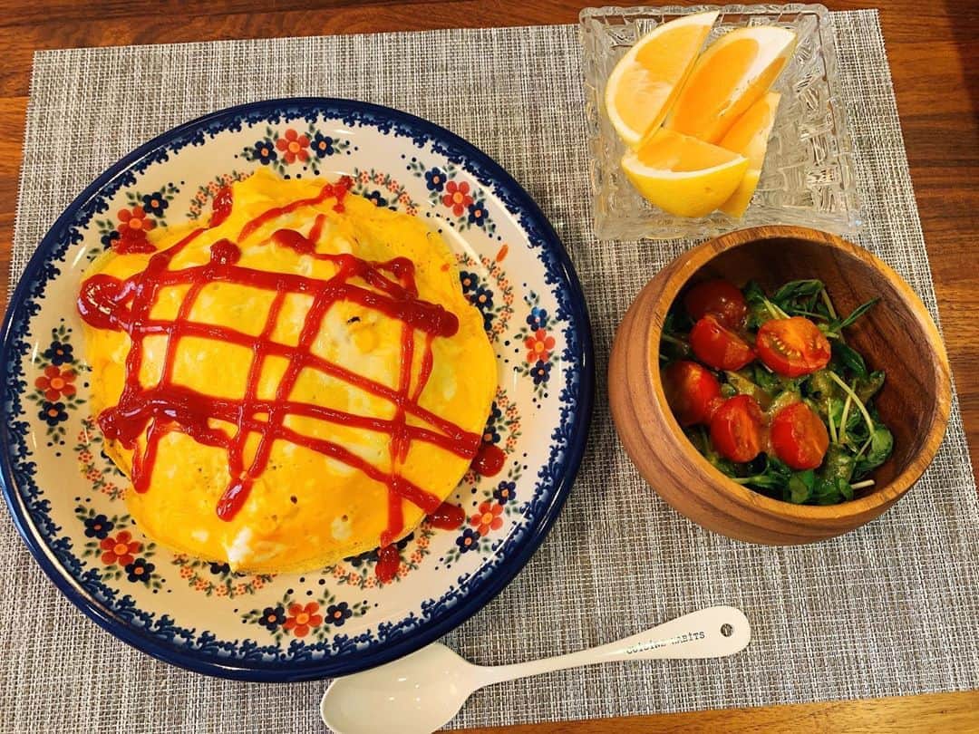 福圓美里のインスタグラム：「‪たまごの消費期限が近かったのでオムライスを作りましたが、‬ ‪ちょっとたまご焼きすぎた‬ ‪ふわとろにしたかった！‬」