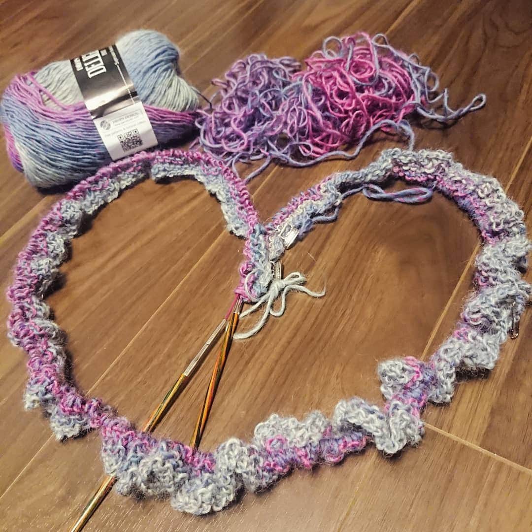 のインスタグラム：「Everyone in the world ！ Let's do our best～💙 😢 My next project already started. ＊ 次の作品は既に始まっている。 DROPSの段染め糸。 ショールを編んでいるけど、どんな色がでてくるのか。。。楽しみ。 stay homeもずいぶんたってきた。そろそろ色んなモノやコトが恋しくなってきたけど、、もう少しがんばろう💙  #shawlknittingaddict #shawlknitting #shawlknittinglove #dropsyarn #dropsdelight #knittingshawl #dropsshawl #knittingwithlove  #mydesign #mypattern #ショール」