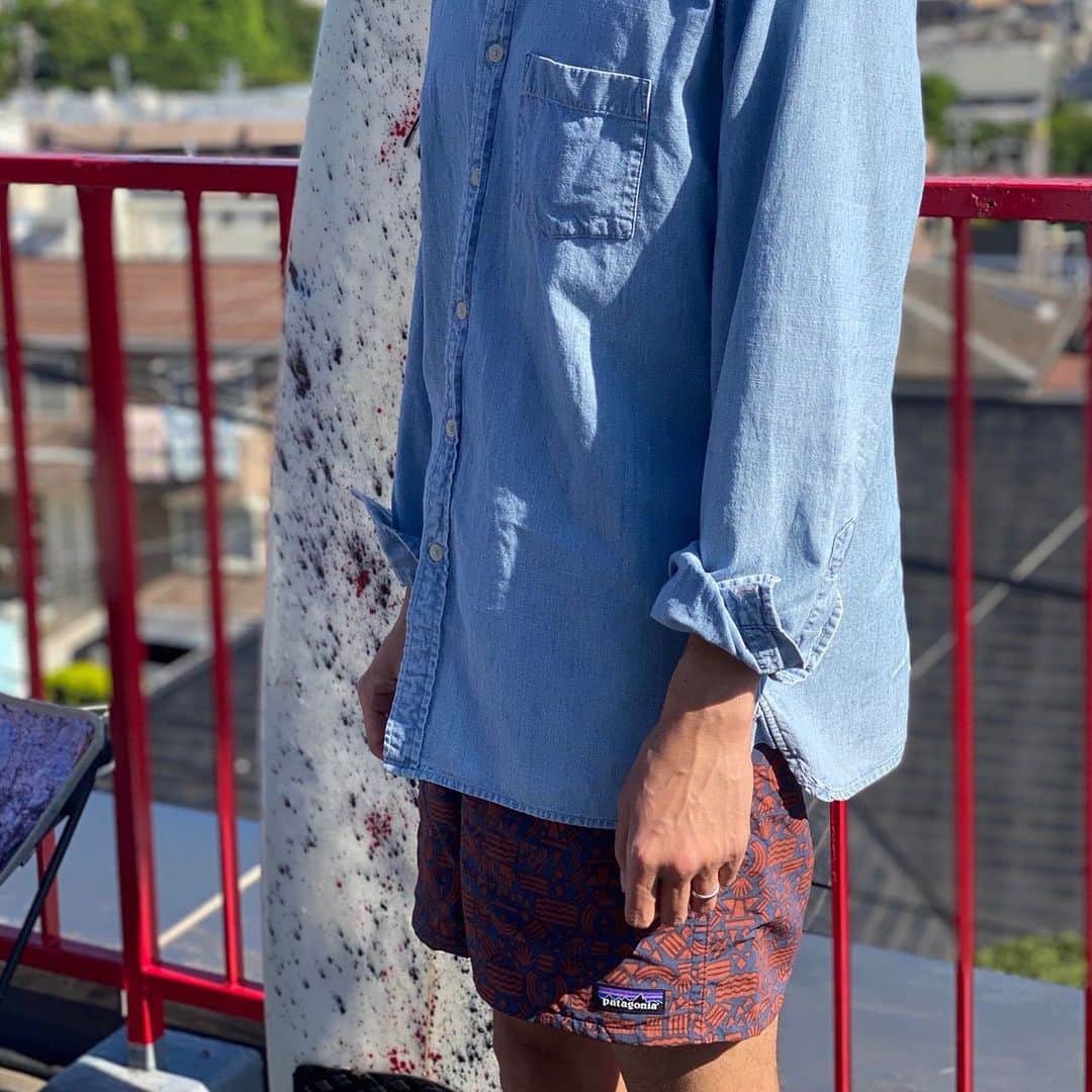 UOMOさんのインスタグラム写真 - (UOMOInstagram)「【40歳男子の「きょう何着てた？」／#33／ブルックス ブラザーズのシャツ／今泉 悠さん（ayameクリエイティブディレクター）】 たとえ誰にも会わなくても、おしゃれにだけは手を抜かない。そんな服好きたちの日々の着こなしを、リモートスナップ！ーー  シャツ：ブルックス ブラザーズ ショーツ：パタゴニア サングラス：アヤメ キャップ：サタデーズ ニューヨークシティ  自粛生活の中で一番辛いのは、大好きなサーフィンも自粛しなくてはいけないことです！（笑）。気持ちよく海に行ける日が少しでも早く来ることを願って、サーフボードのメンテナンスをしています。せめて服装だけでも海を感じられるように、パタゴニアのショーツにブルックス ブラザーズのシャツを合わせて、爽やかにまとめました。  #BrooksBrothers　#patagonia　#ayame　#SaturdaysNYC  #サーフィン　#ブルックス ブラザーズ #パタゴニア　#アヤメ　#サタデーズ ニューヨークシティ　#mensfashion #stayhome  #おうち時間  #在宅勤務 #リモートワーク #在宅UOMO  #今泉悠」5月15日 16時53分 - uomo_magazine