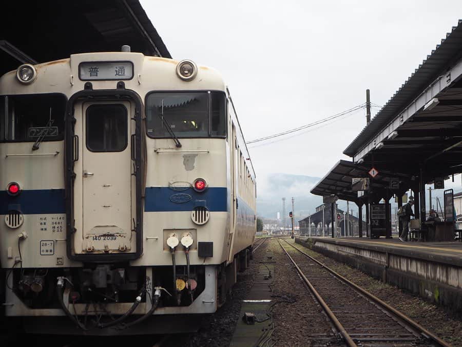 伊藤桃さんのインスタグラム写真 - (伊藤桃Instagram)「【#肥薩線 #人吉駅 】 2日目は人吉温泉駅で宿泊して····· 九州乗り鉄最終日は、1度やってみたかった肥薩線の駅おりまくりの旅〜🥺✨ といっても山線だけでしたが·····すっごく濃い1日になりました♡ これまた投稿たくさんだと思いますが、よかったらどうぞお付き合いくださいませ´`* ━━━━━━━━━━━━━━━ 1枚目: 自分が入った写真、もっとたくさん撮ったと思ったのにこのブレブレの写真1枚であった😂笑 🛤 2.3枚目: 人吉駅から出発です！ 4枚目: ホームも渋い^^* 5枚目: 川線にむかう#キハ40 がちょうど停車していました😳✨ まるでタイムスリップしたような渋さです·····！ 6枚目: ホームからは前日にお世話になったくま川鉄道さんの車両基地も見られます(❁´ω`❁) ありがとうだよ〜🌼*･ 🛤 7.8枚目: 乗車したのは、同じ#キハ40系 の#キハ47 を改造した 人吉駅10:09発の#いさぶろう 号(*^^*) こんな風に生まれ変わるなんてびっくりですよね！ こちらもデザインは、おれんじ食堂、田園シンフォニーに続いて#水戸岡鋭治 さん✨ 9枚目: まるでホテルのよう✨おしゃれです(●︎´▽︎`●︎) 10枚目: 人吉駅から吉松駅の間は普通列車扱いなので乗車券だけでも乗られますが、せっかくなので指定席もかってのんびりと·····✨ #肥薩線の旅 出発進行です😊 ━━━━━━━━━━━━━━━ #hisatsuline  #水戸岡デザイン  #いさぶろうしんぺい  #観光列車」5月15日 16時58分 - itomomo_tetsu