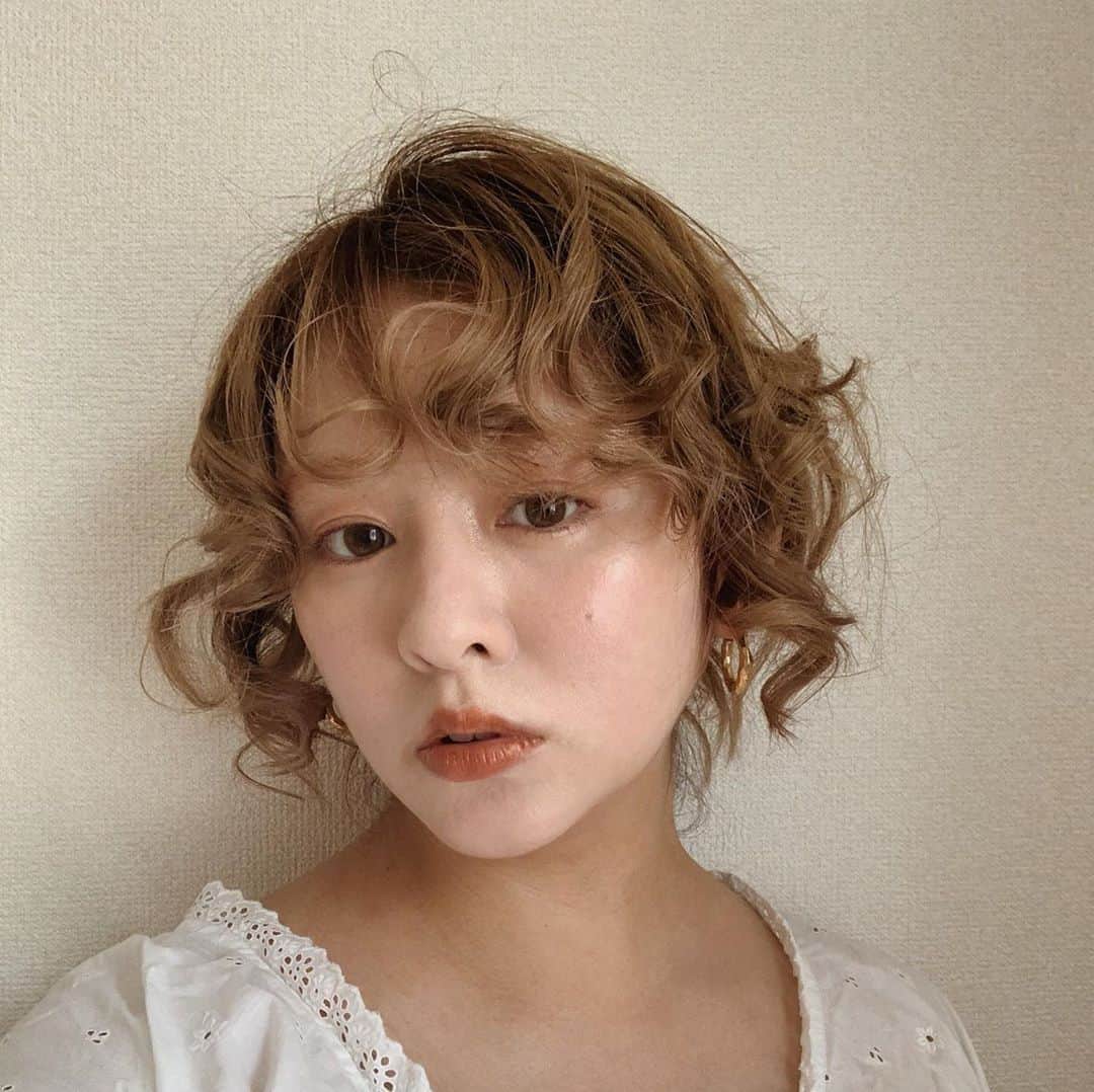 菅谷梨沙子さんのインスタグラム写真 - (菅谷梨沙子Instagram)「髪がぼさぼさのぱやぱや𓍢 ほんとはパーマかけてみたいけど、去年の夏に2回ブリーチしたので13mmのコテで巻いてます。 4ヶ月美容室に行ってないので、思い切って自分で髪切ったりカラーチェンジして大冒険したいけど、もうそんな勇気はないや🏕☀︎」5月15日 17時01分 - risako_sugaya