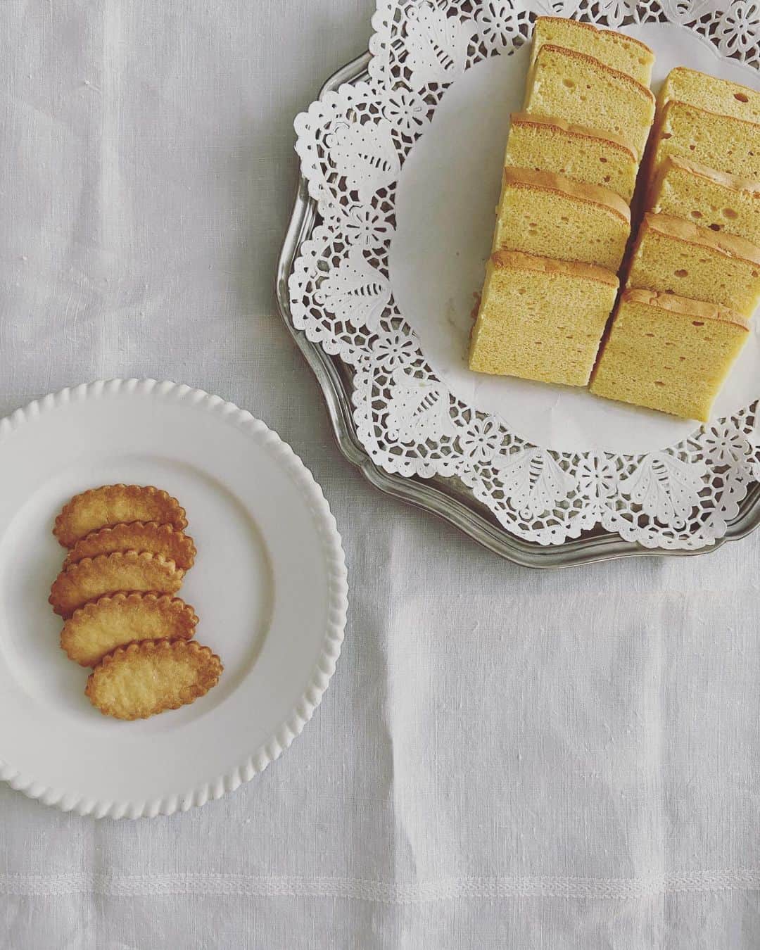 渡辺有子のインスタグラム：「お手製のお菓子を贈って頂きました。 おうちおやつ時間が至福に。 こんなにうれしいことはありません❤︎」